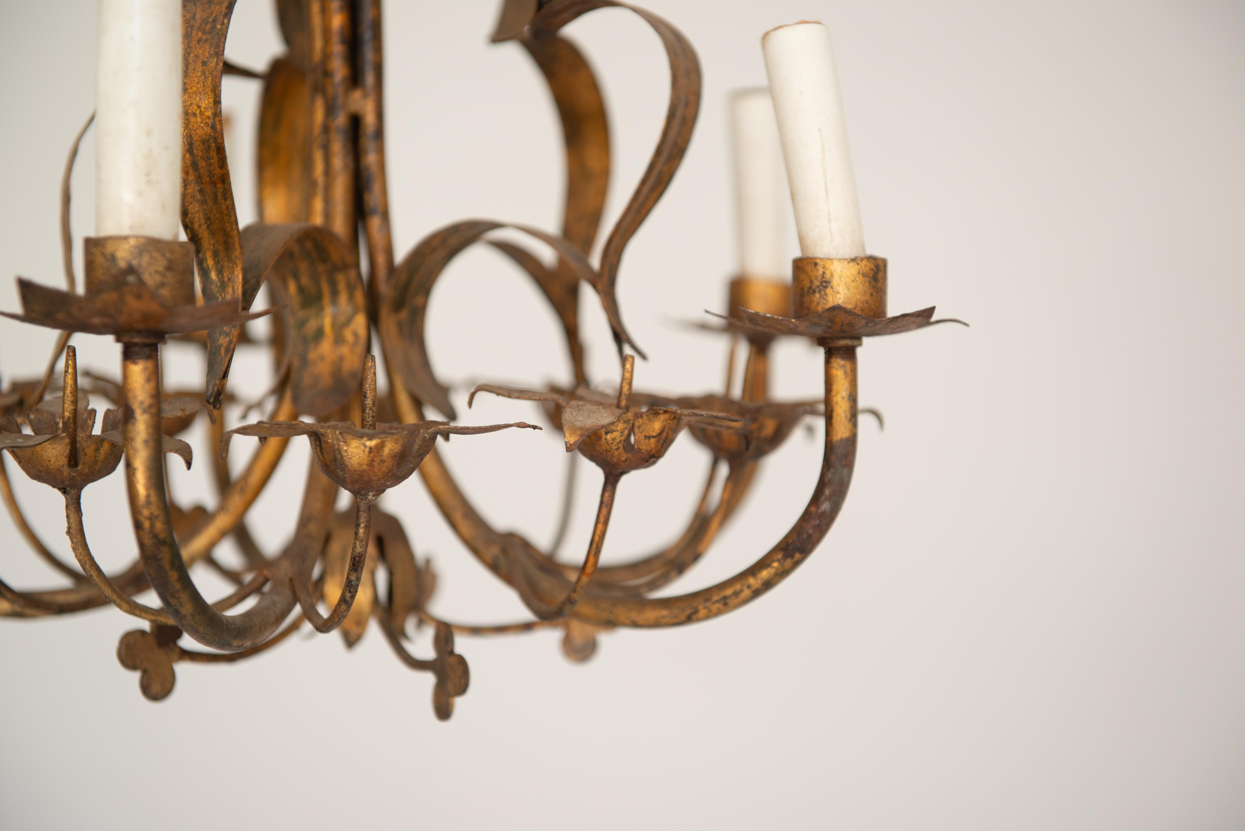 Araña Floral Dorada de Hierro Forjado mediados del siglo XX en venta