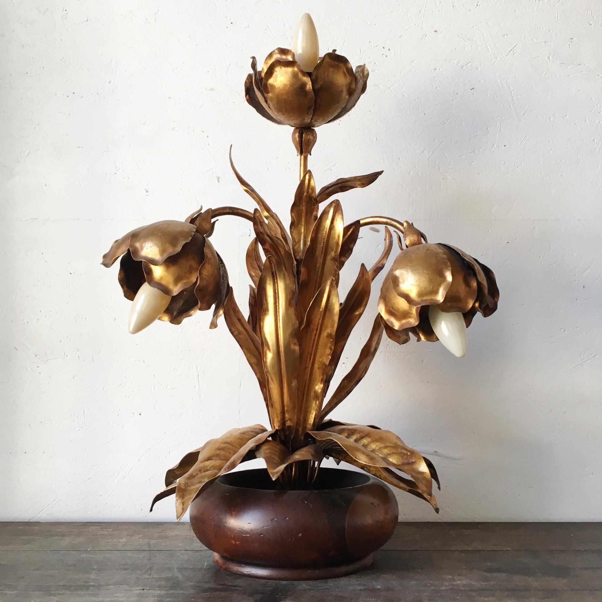 Stunning large Italian gilt metal tole lamp,
circa 1970s
The lamp has three large blooms cradling a single bulb each, the stems are surrounded by naturalistic textured leaves forming a full plant.
The dimensions are 65 cm height, 46 cm width, 37