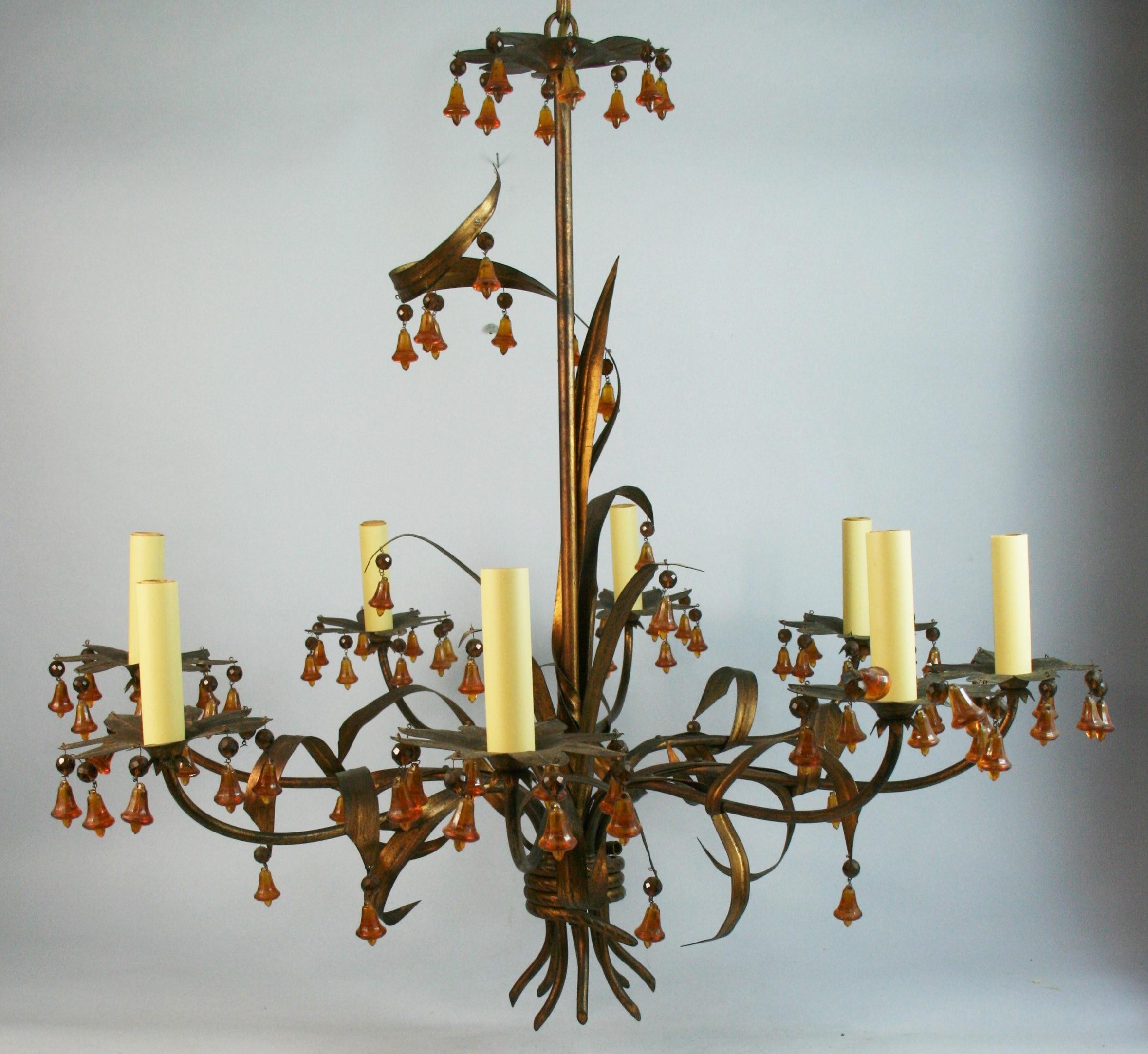 1617 Huit lumières en laiton doré avec des feuilles habillées de cloches en verre ambré faites à la main. Ampoule à culot candélabre de 40 watts.