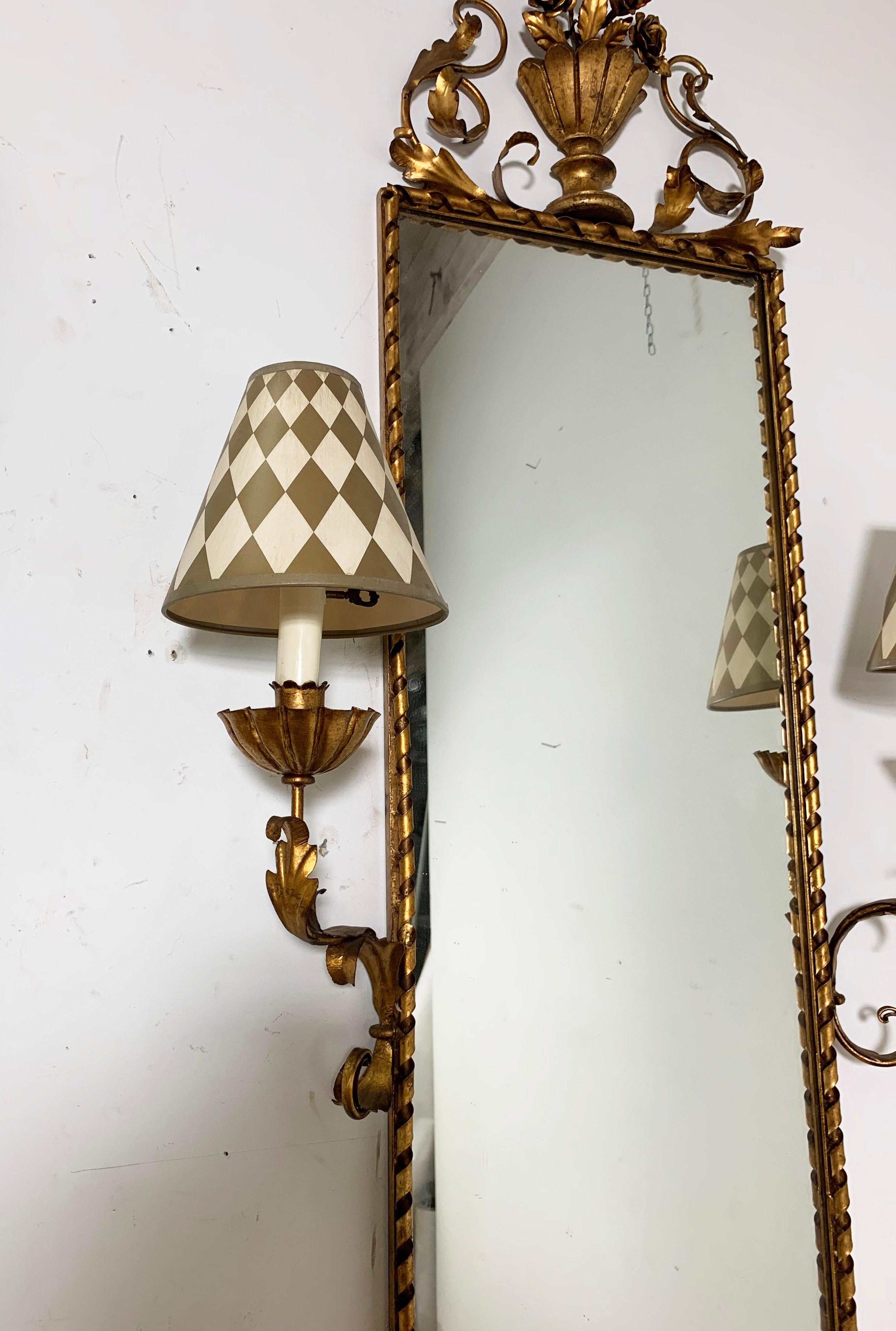 Hollywood Regency Miroir de salle italien doré avec appliques et étagère, vers 1950 1950s en vente