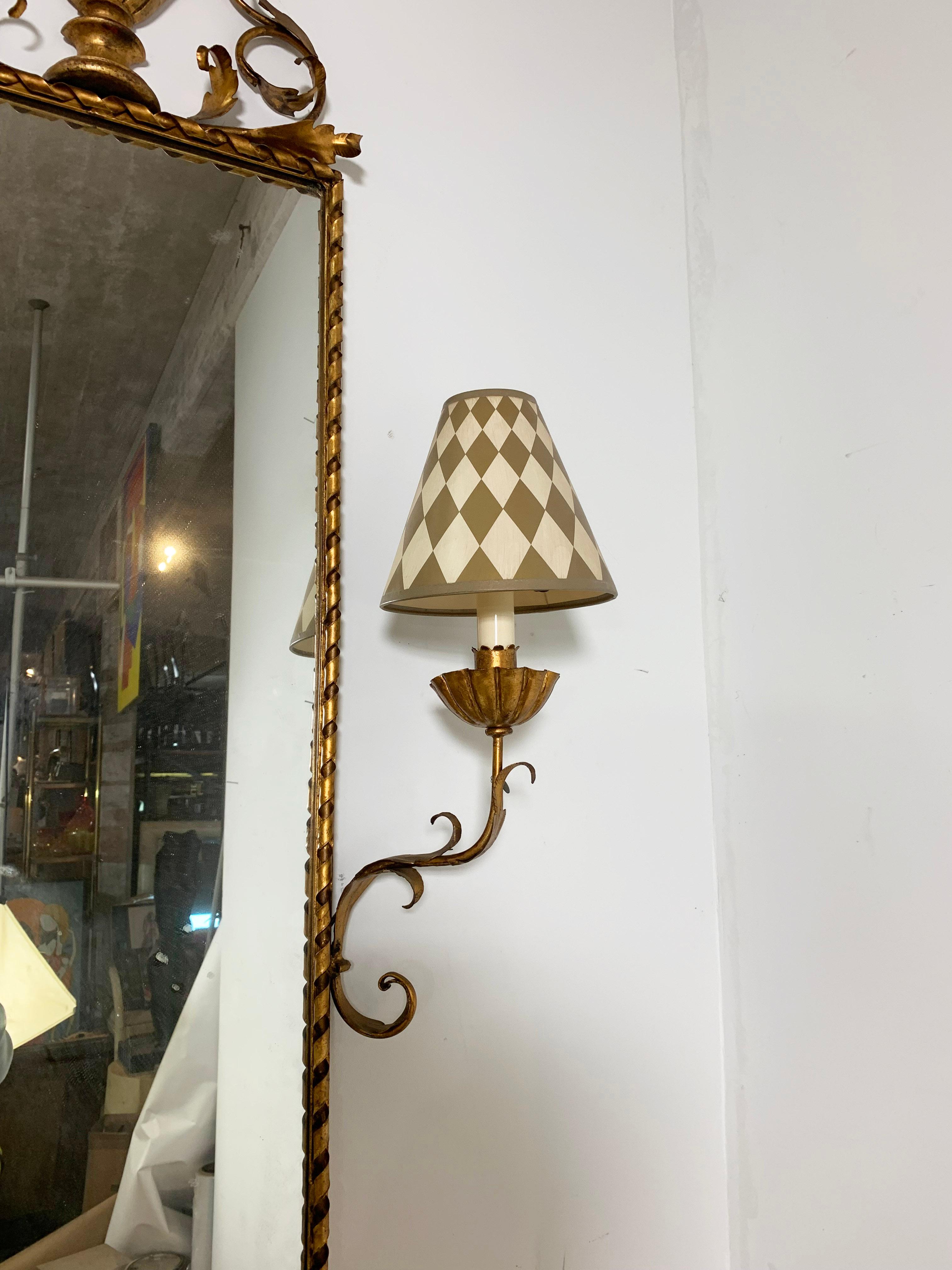 Miroir de salle italien doré avec appliques et étagère, vers 1950 1950s Bon état - En vente à Peabody, MA