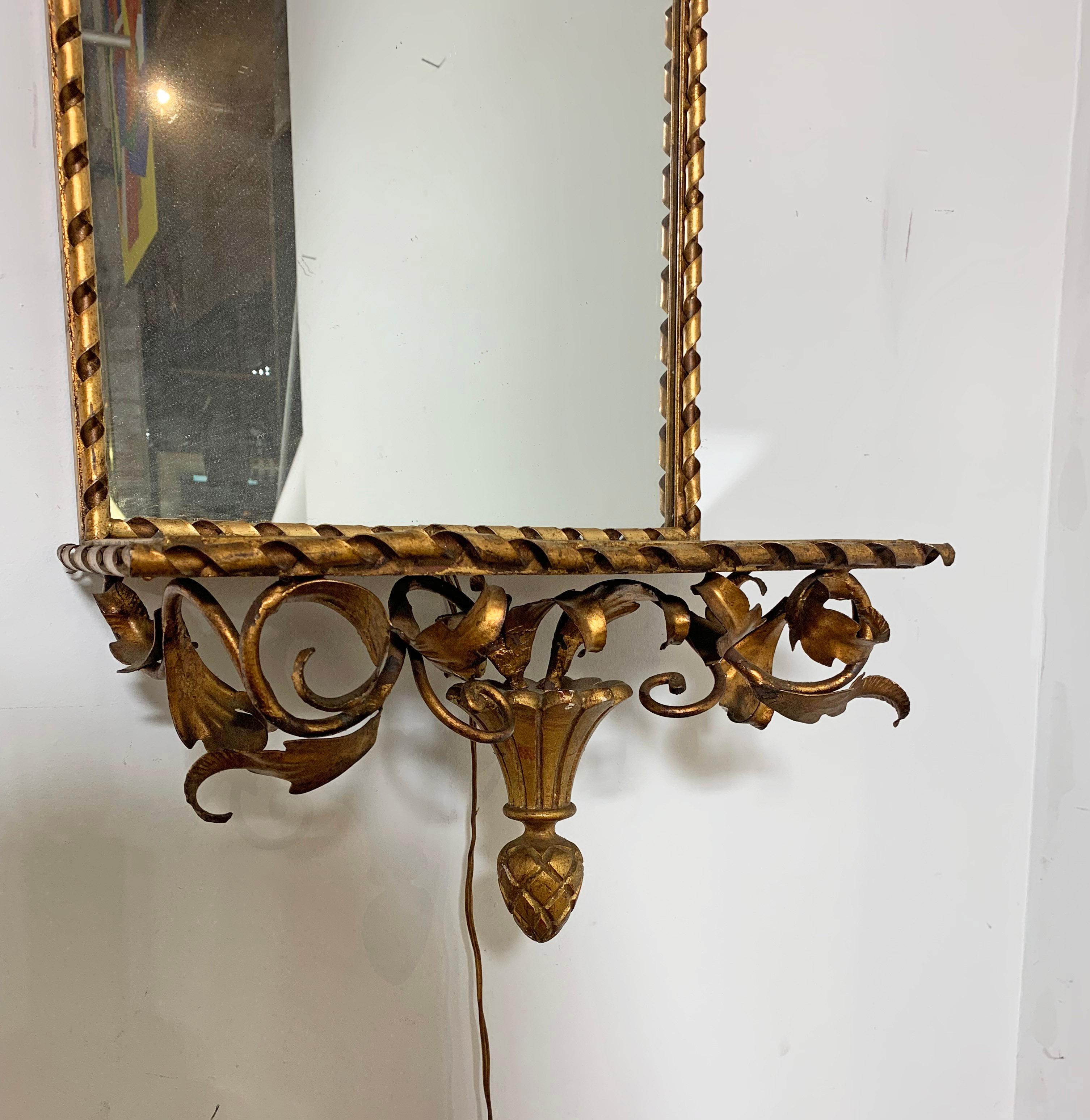 Milieu du XXe siècle Miroir de salle italien doré avec appliques et étagère, vers 1950 1950s en vente