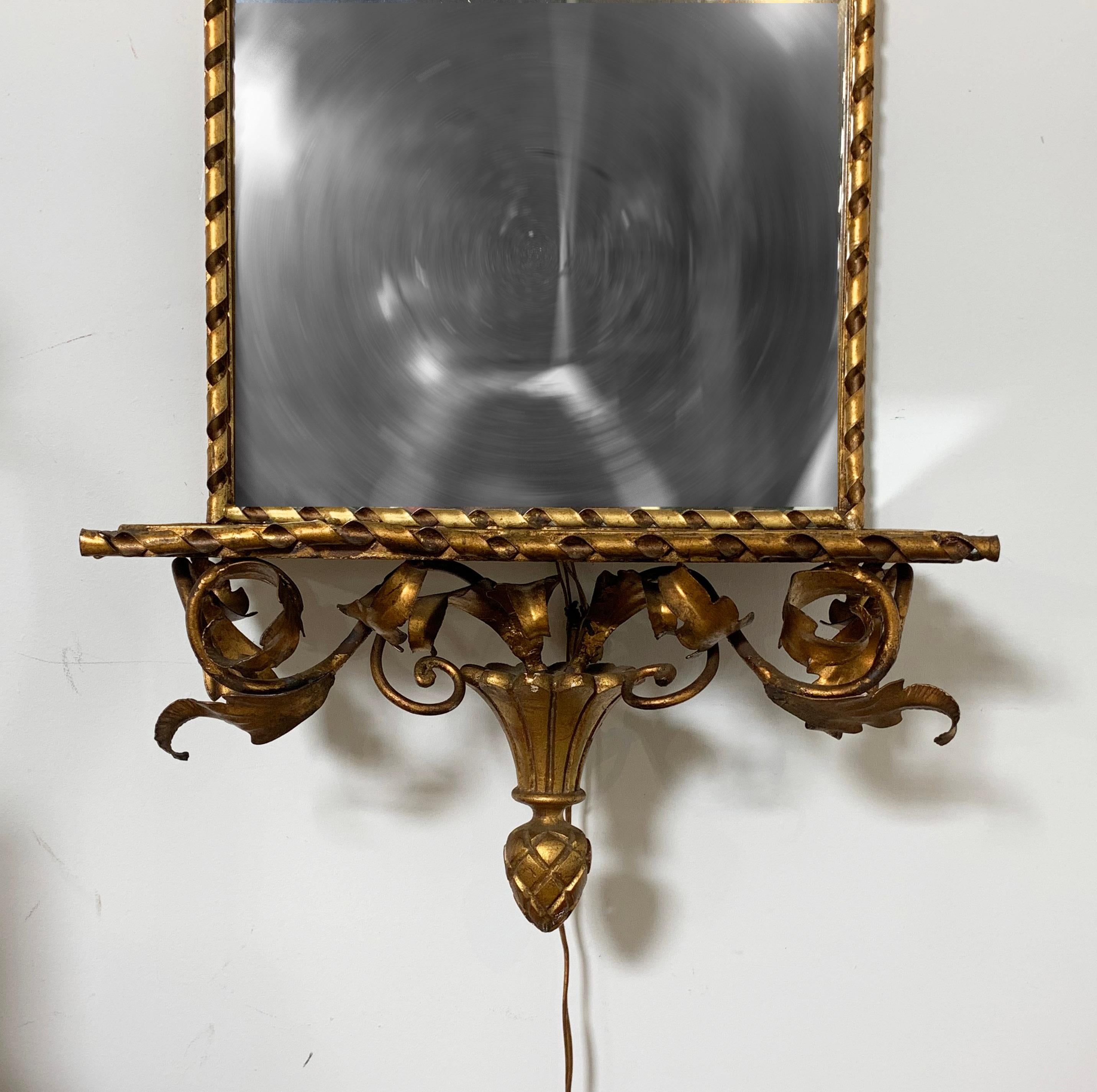 Métal Miroir de salle italien doré avec appliques et étagère, vers 1950 1950s en vente