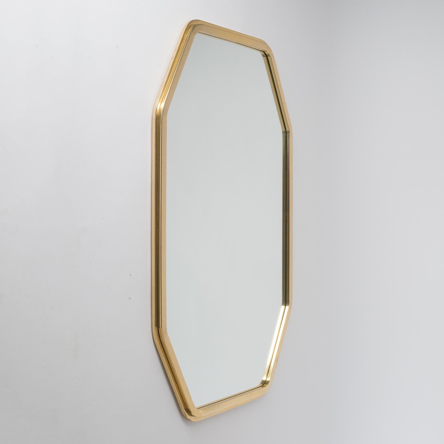 Fine Italian wall mirror from the 1970s. Continuous octagonal frame made of gilt steel with minor patina. Can be mounted vertically or horizontally.