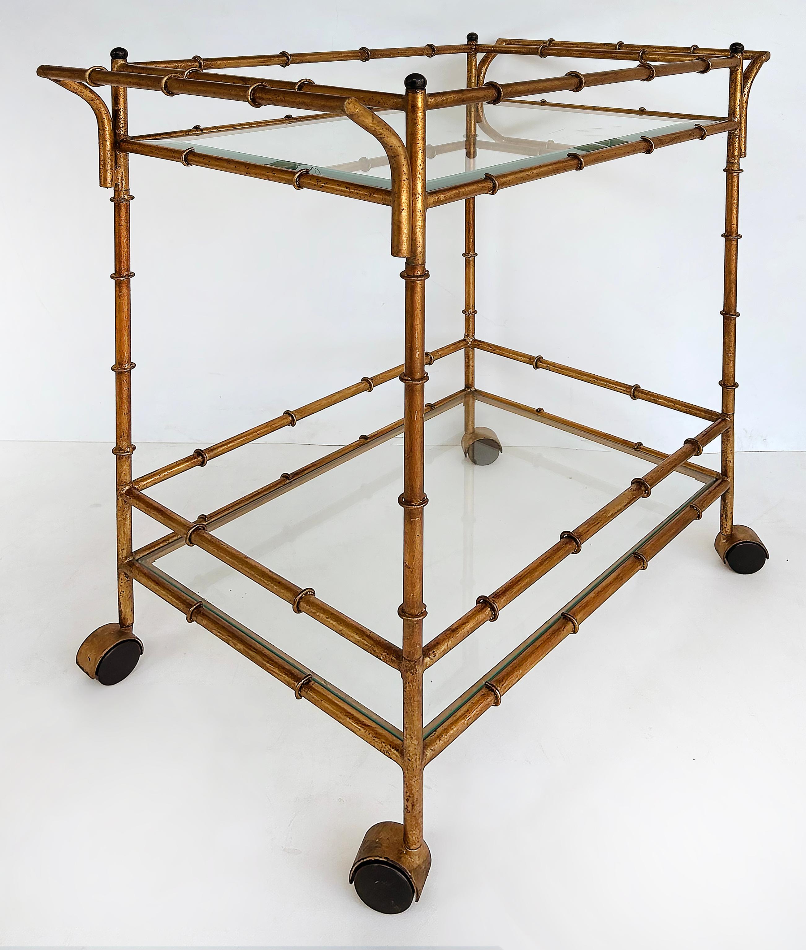 Chariot de bar/service à roulettes à 2 niveaux en faux bambou, fer doré italien, étagères en verre

Nous proposons à la vente un chariot de bar ou une table roulante à thé en faux bambou à deux niveaux, en fer doré et en verre, datant de la fin du