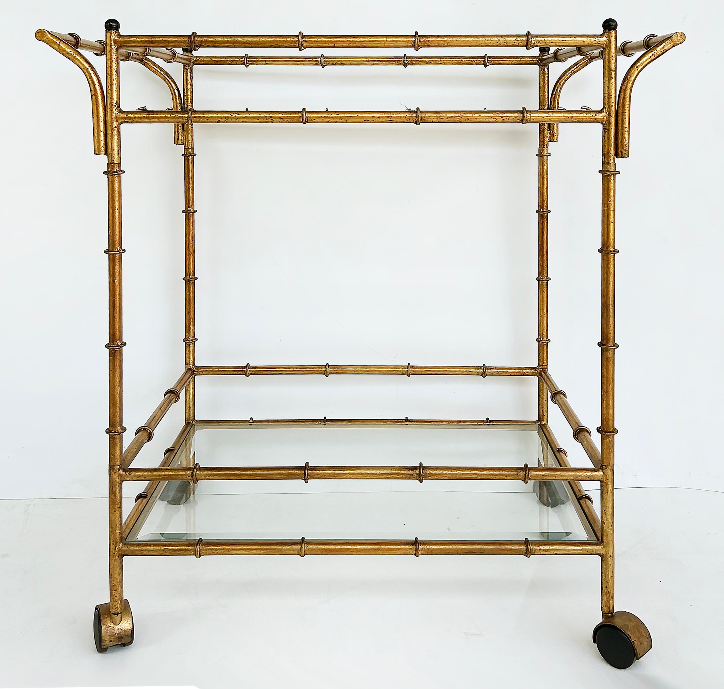 Doré Chariot de bar/service à roulettes à 2 niveaux en faux bambou, fer doré italien, étagères en verre