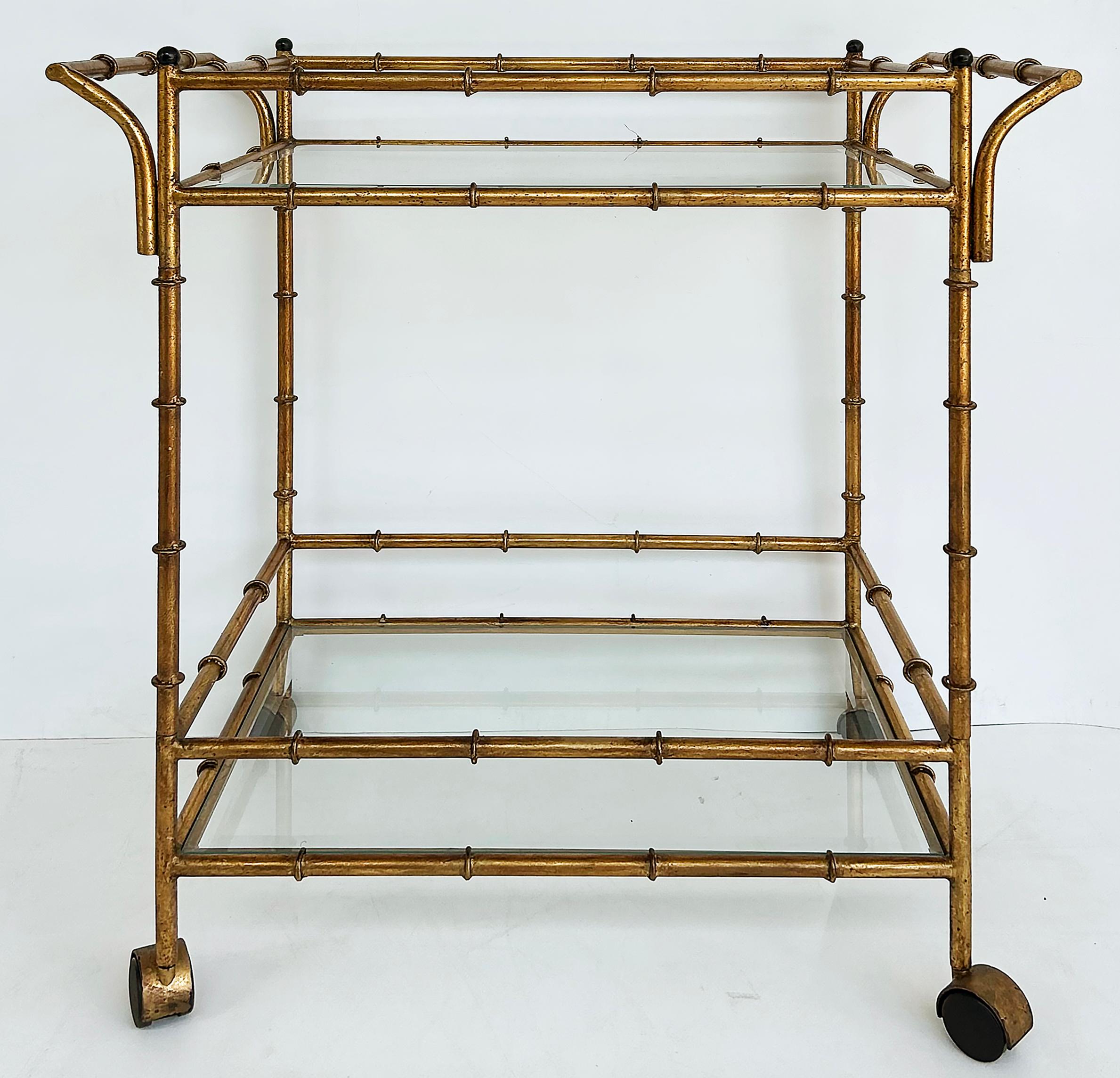 Chariot de bar/service à roulettes à 2 niveaux en faux bambou, fer doré italien, étagères en verre 1