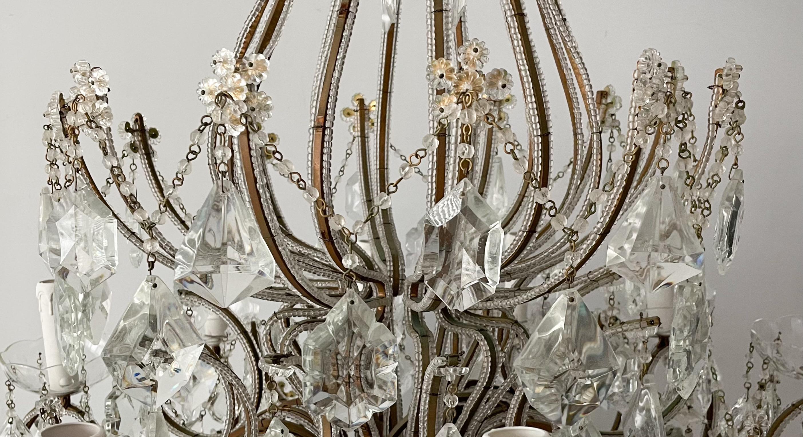Italienischer Kronleuchter aus vergoldetem Eisen und Kristallperlen im Zustand „Gut“ im Angebot in Los Angeles, CA