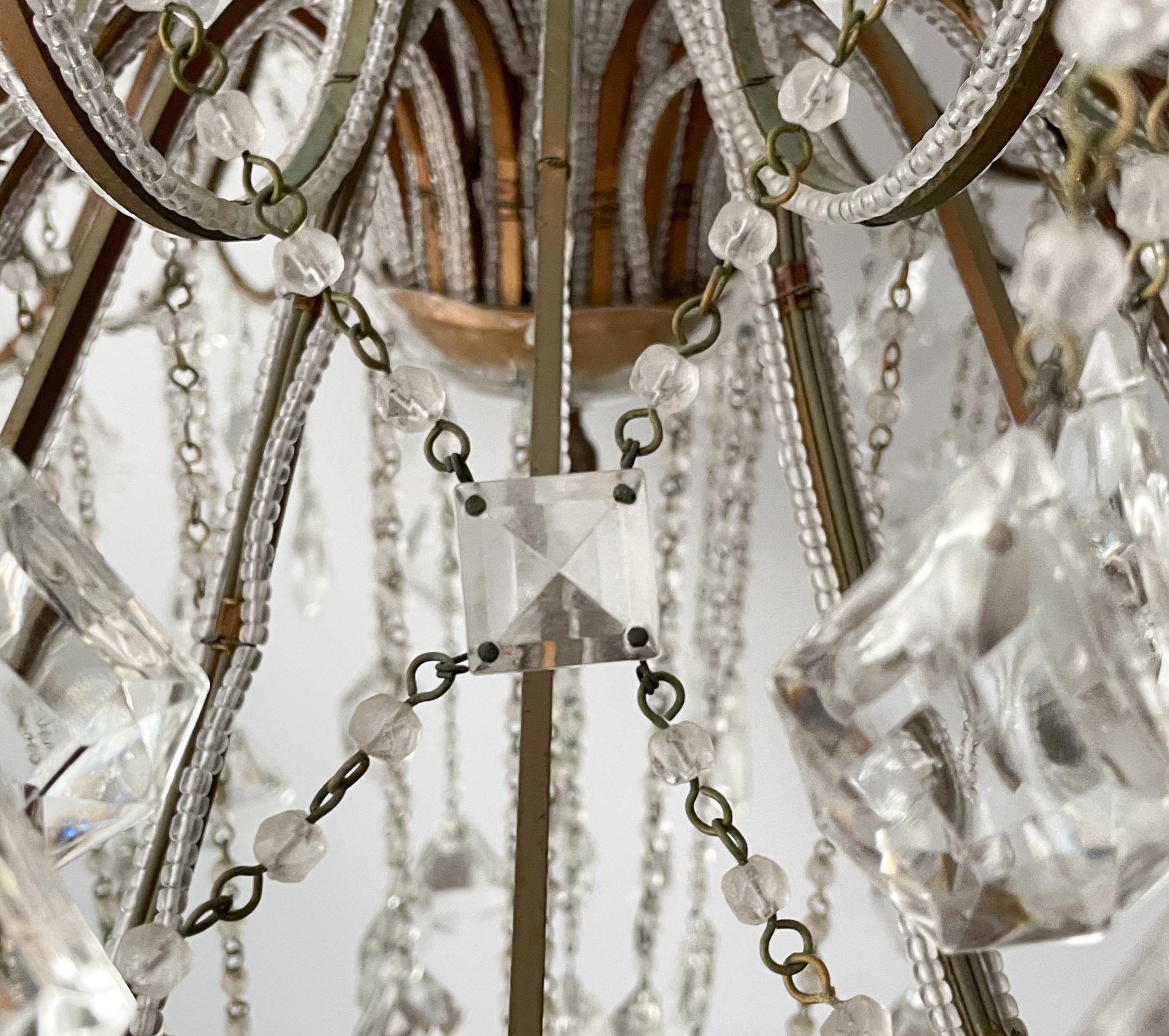 Italienischer Kronleuchter aus vergoldetem Eisen und Kristallperlen (Glaskunst) im Angebot
