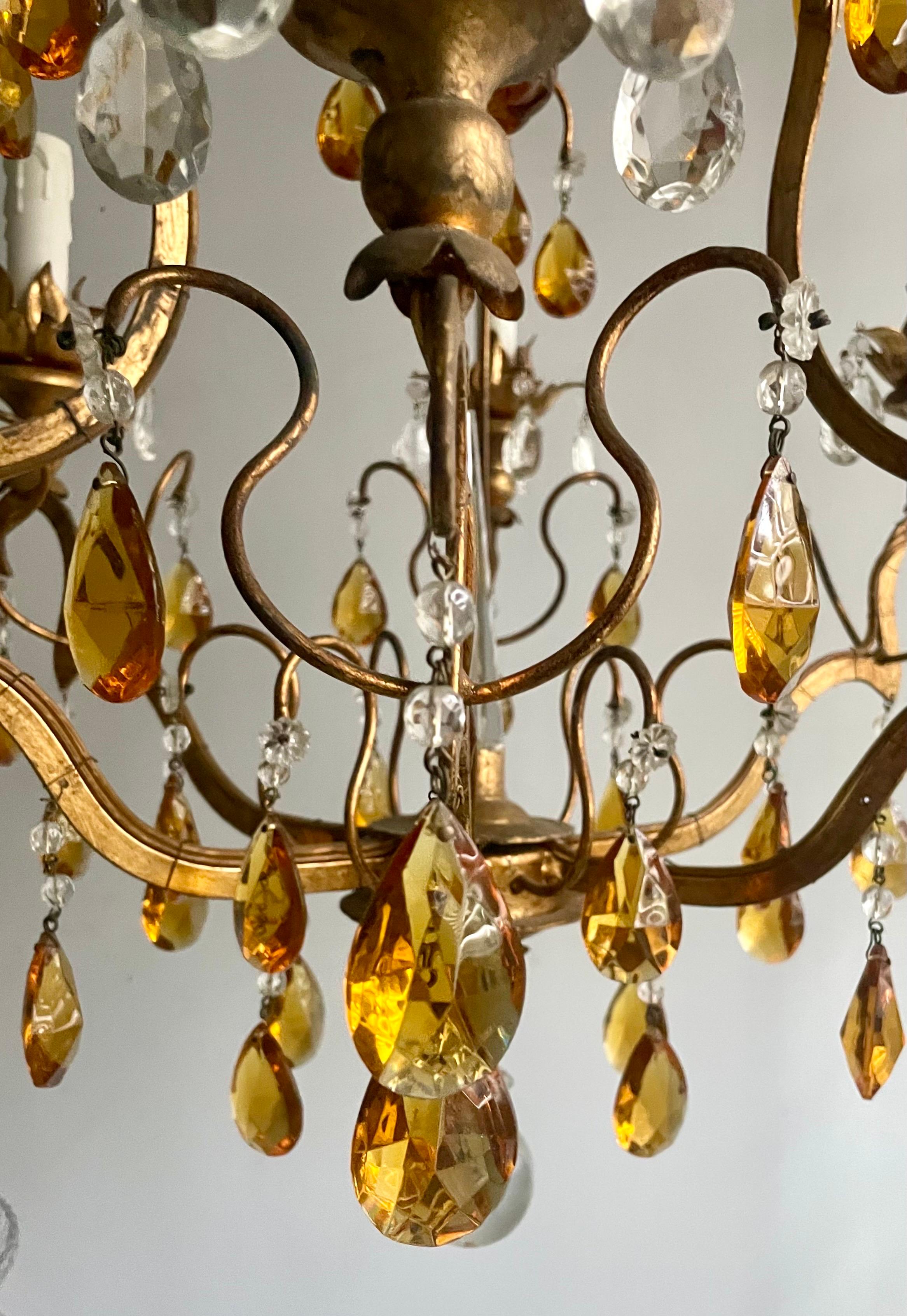 Italienischer Kronleuchter aus vergoldetem Eisen und Kristall mit Perlen und Bernsteinglasprismen  (Mitte des 20. Jahrhunderts) im Angebot
