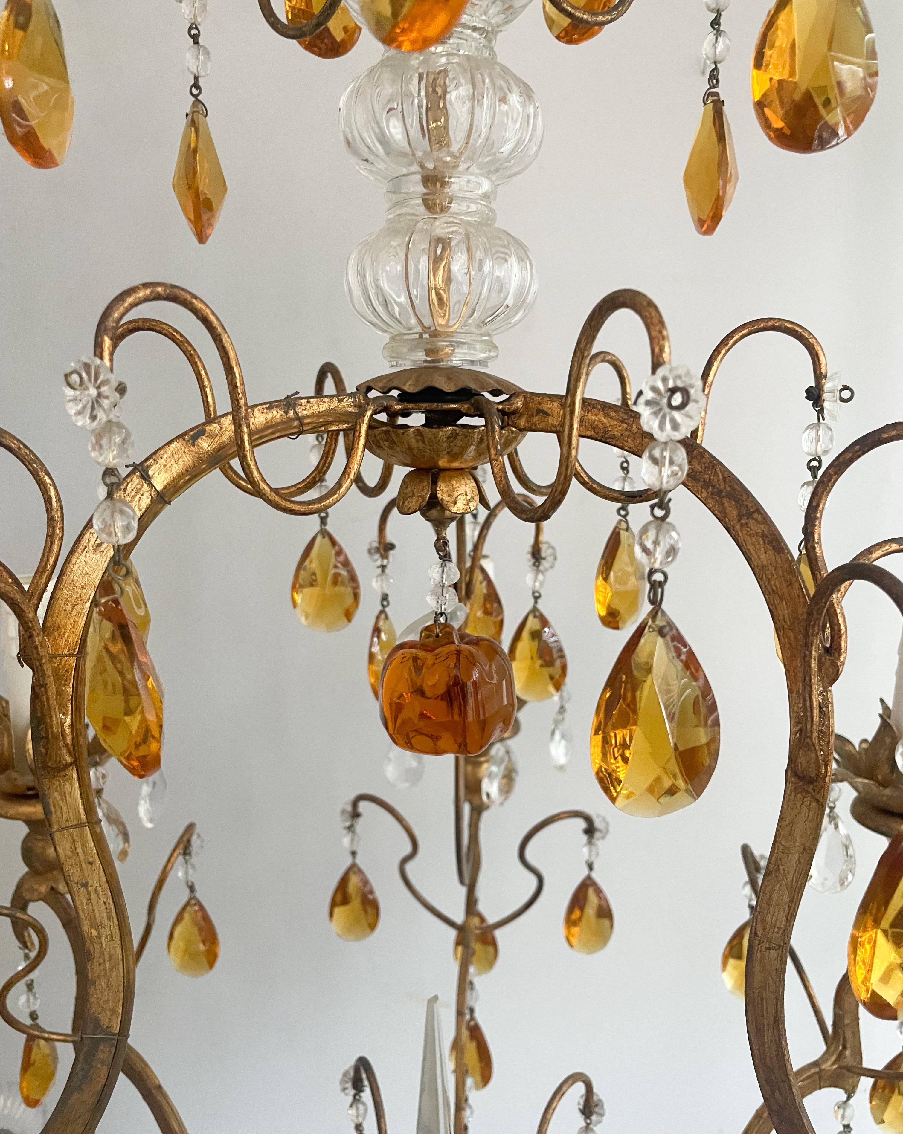 Italienischer Kronleuchter aus vergoldetem Eisen und Kristall mit Perlen und Bernsteinglasprismen  (Glaskunst) im Angebot