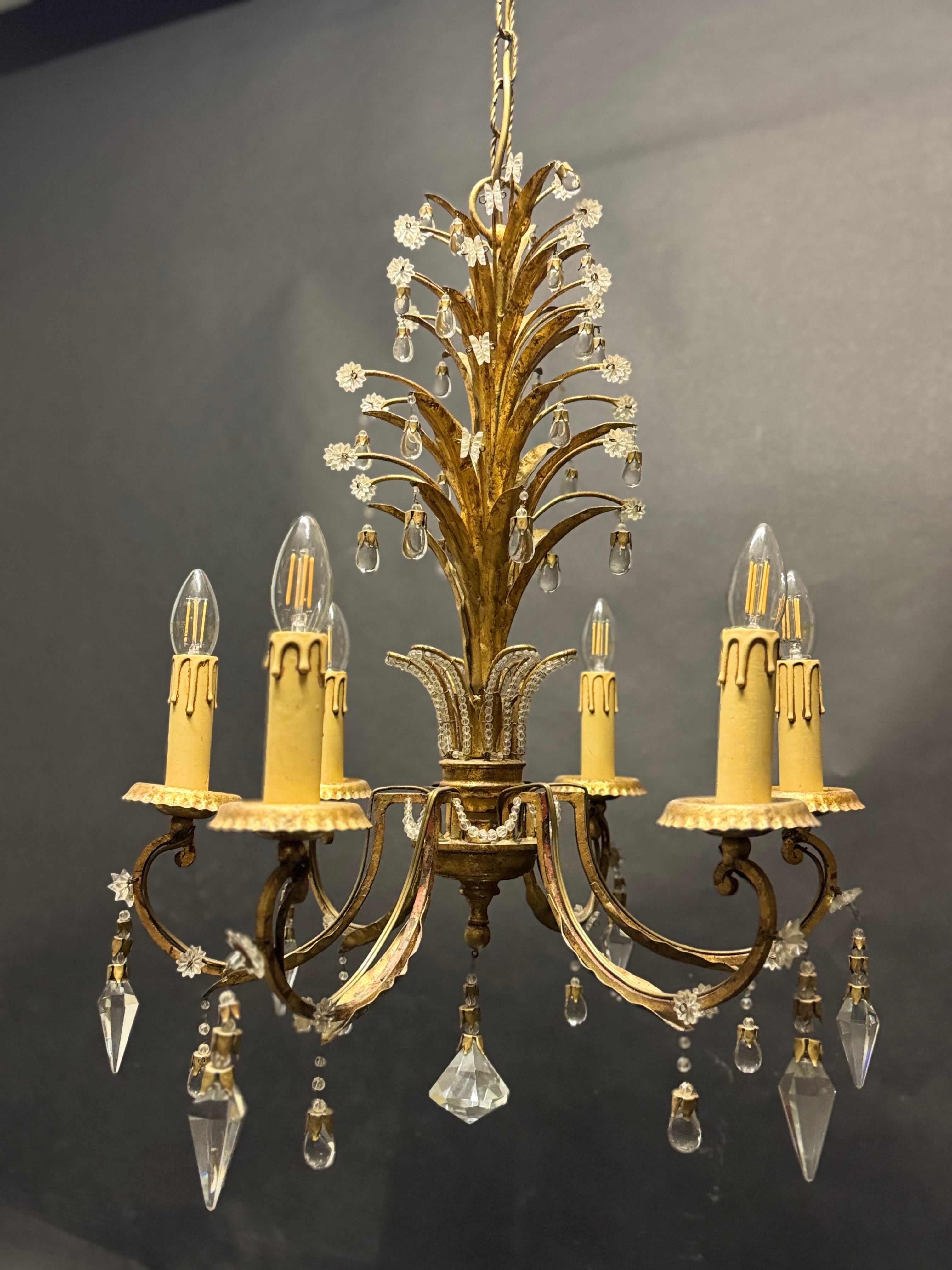 Ein schöner Ananas-Kronleuchter von Giovanni Banci, Italien, ca. 1970er Jahre.
Dieser handgefertigte Kronleuchter ist aus vergoldetem Eisen und  verziert mit Kristallen, Tropfen und Prisma.
Sockel: 6 x e14 Edison für Standard-Schraubglühbirnen.
Neue