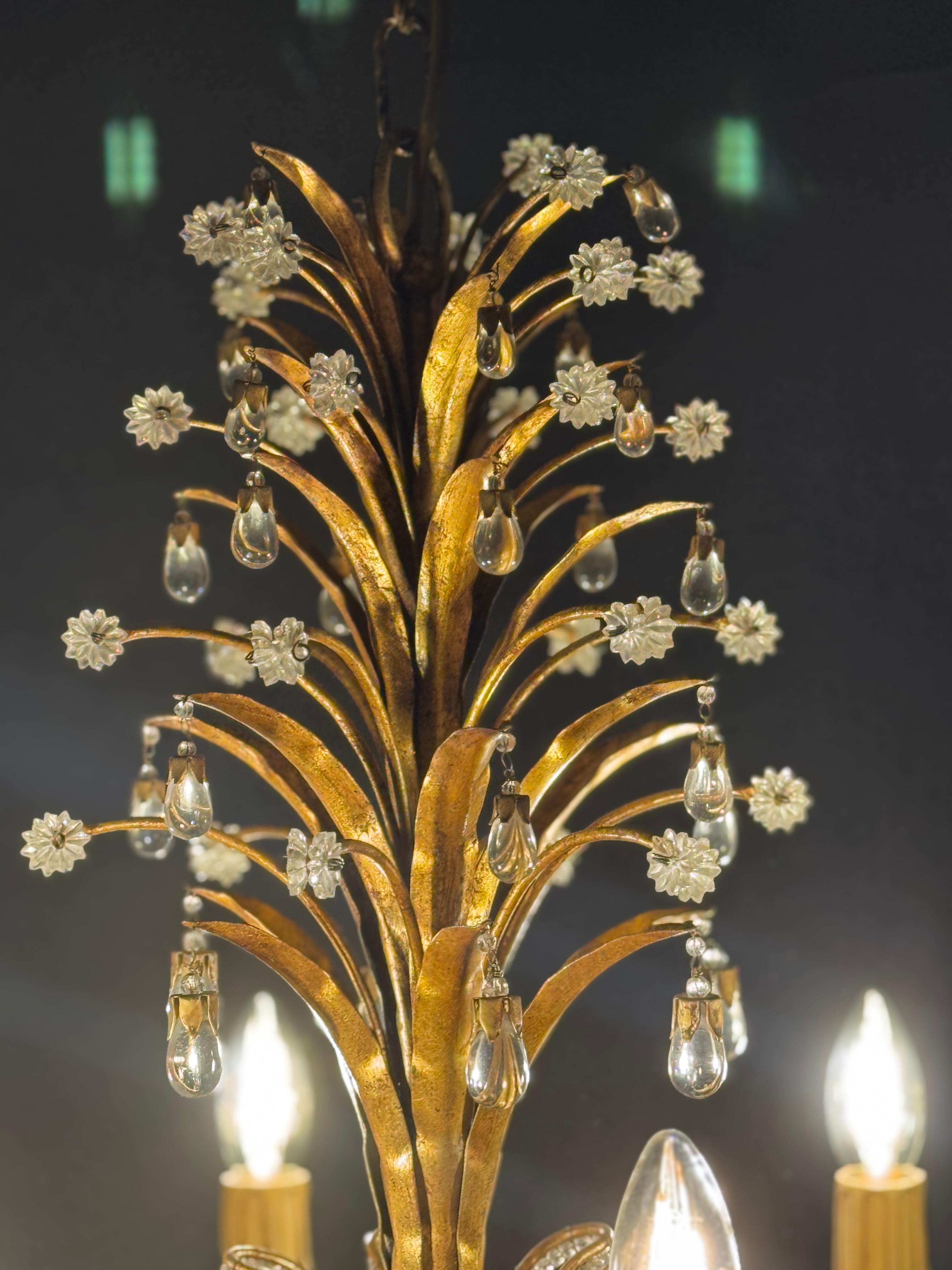 Italienischer Ananas-Kronleuchter aus vergoldetem Eisen und geschliffenem Kristall von G. Banci, ca. 1970er Jahre (Moderne der Mitte des Jahrhunderts) im Angebot
