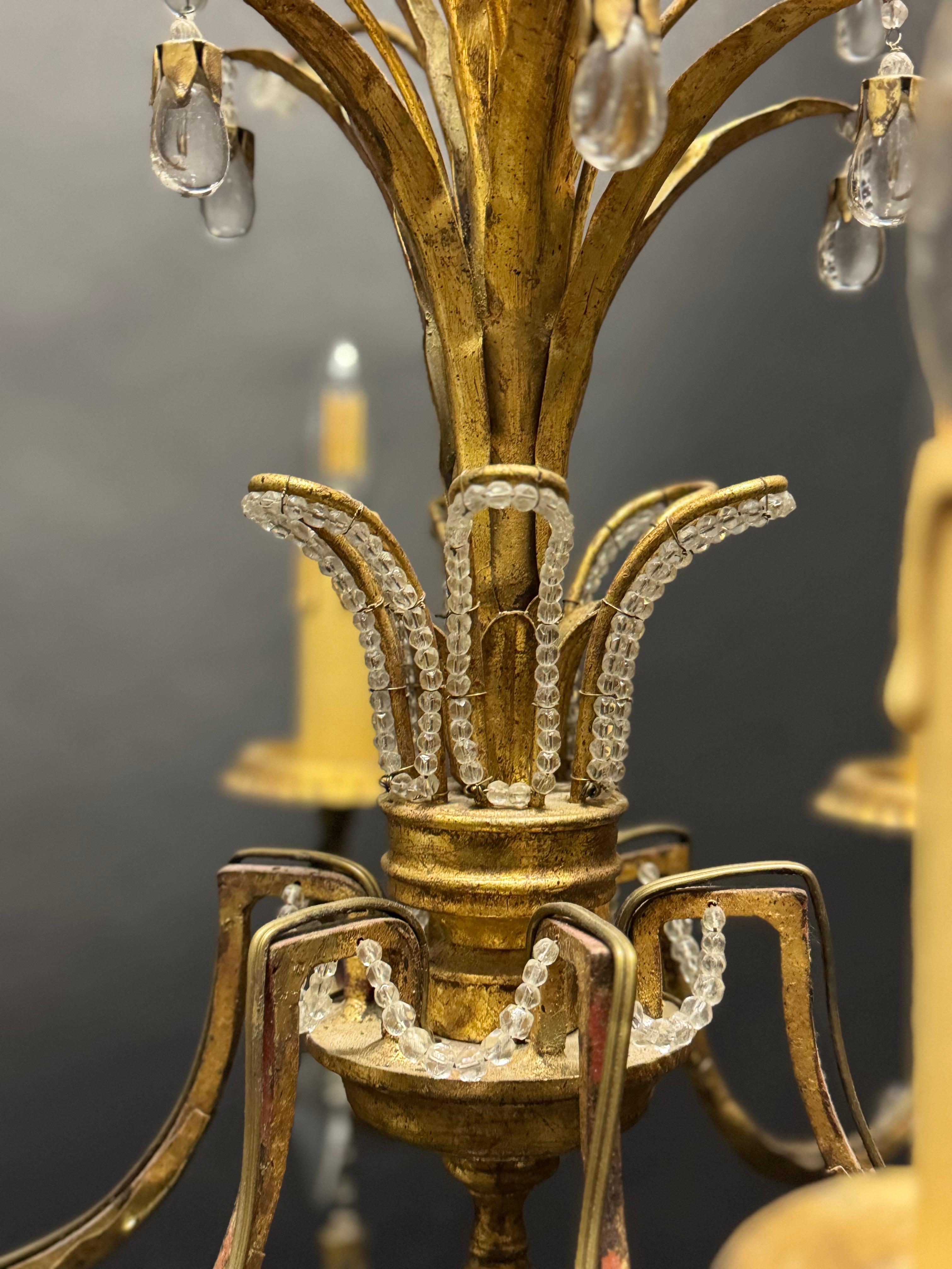 Italienischer Ananas-Kronleuchter aus vergoldetem Eisen und geschliffenem Kristall von G. Banci, ca. 1970er Jahre (Vergoldet) im Angebot