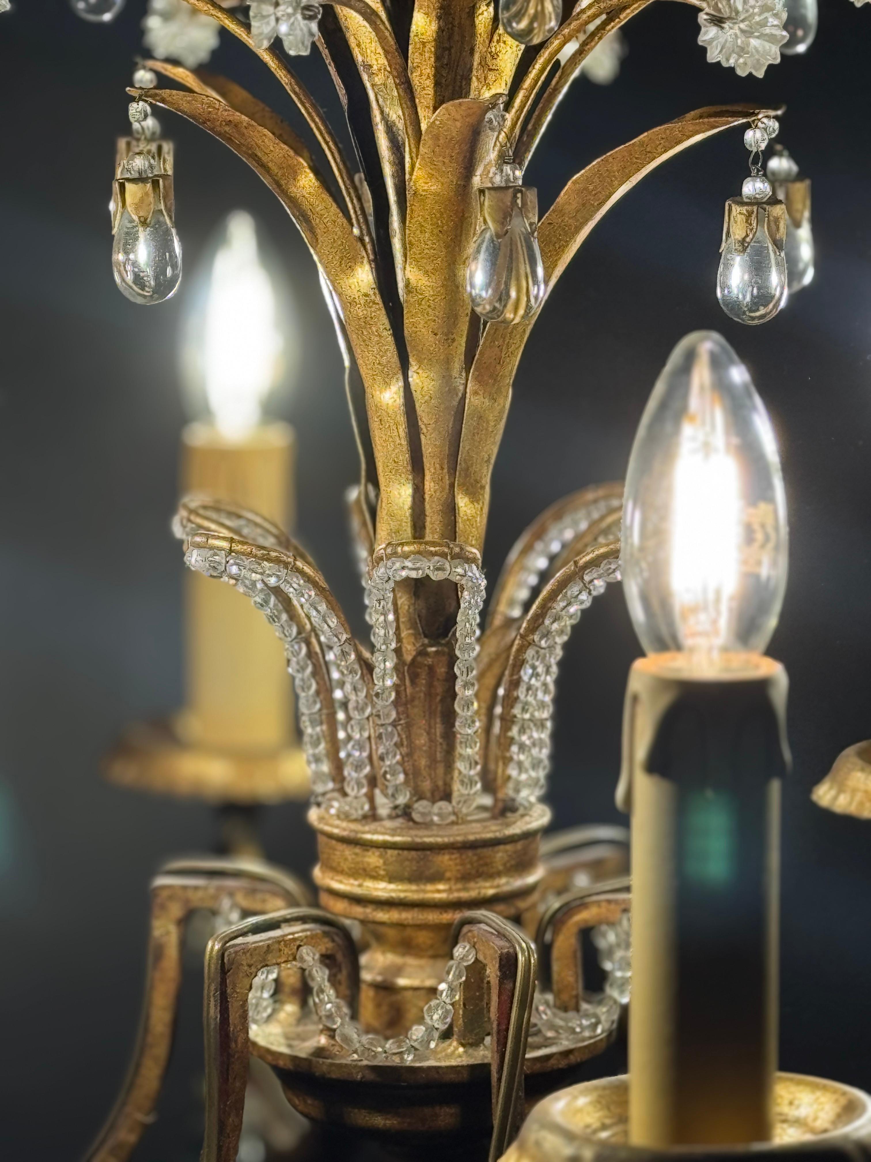 Italienischer Ananas-Kronleuchter aus vergoldetem Eisen und geschliffenem Kristall von G. Banci, ca. 1970er Jahre (Ende des 20. Jahrhunderts) im Angebot