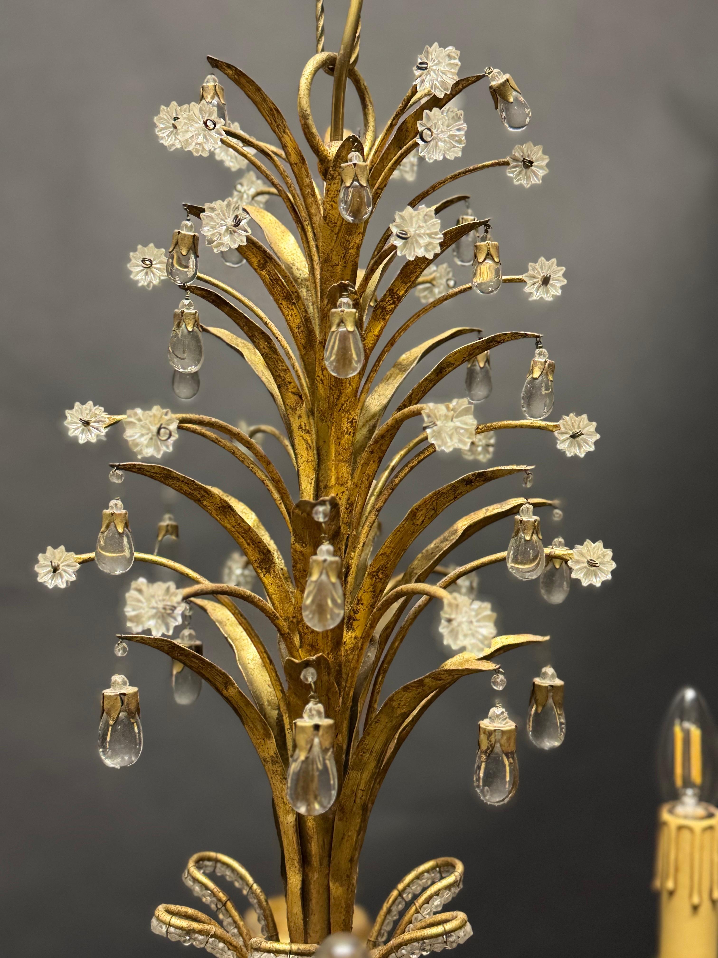 Italienischer Ananas-Kronleuchter aus vergoldetem Eisen und geschliffenem Kristall von G. Banci, ca. 1970er Jahre im Angebot 1