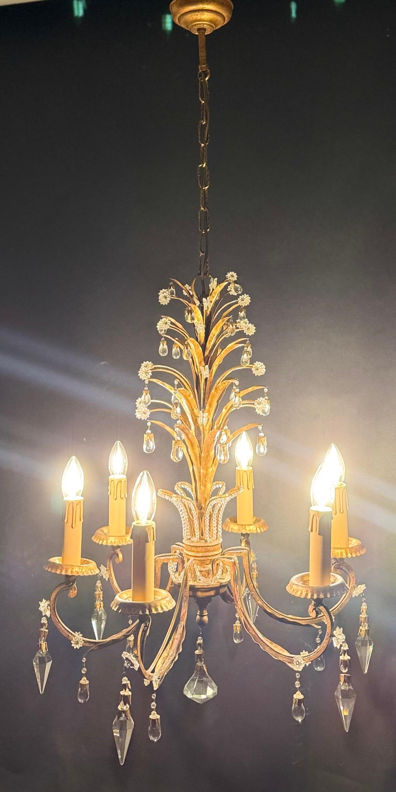 Italienischer Ananas-Kronleuchter aus vergoldetem Eisen und geschliffenem Kristall von G. Banci, ca. 1970er Jahre im Angebot 2