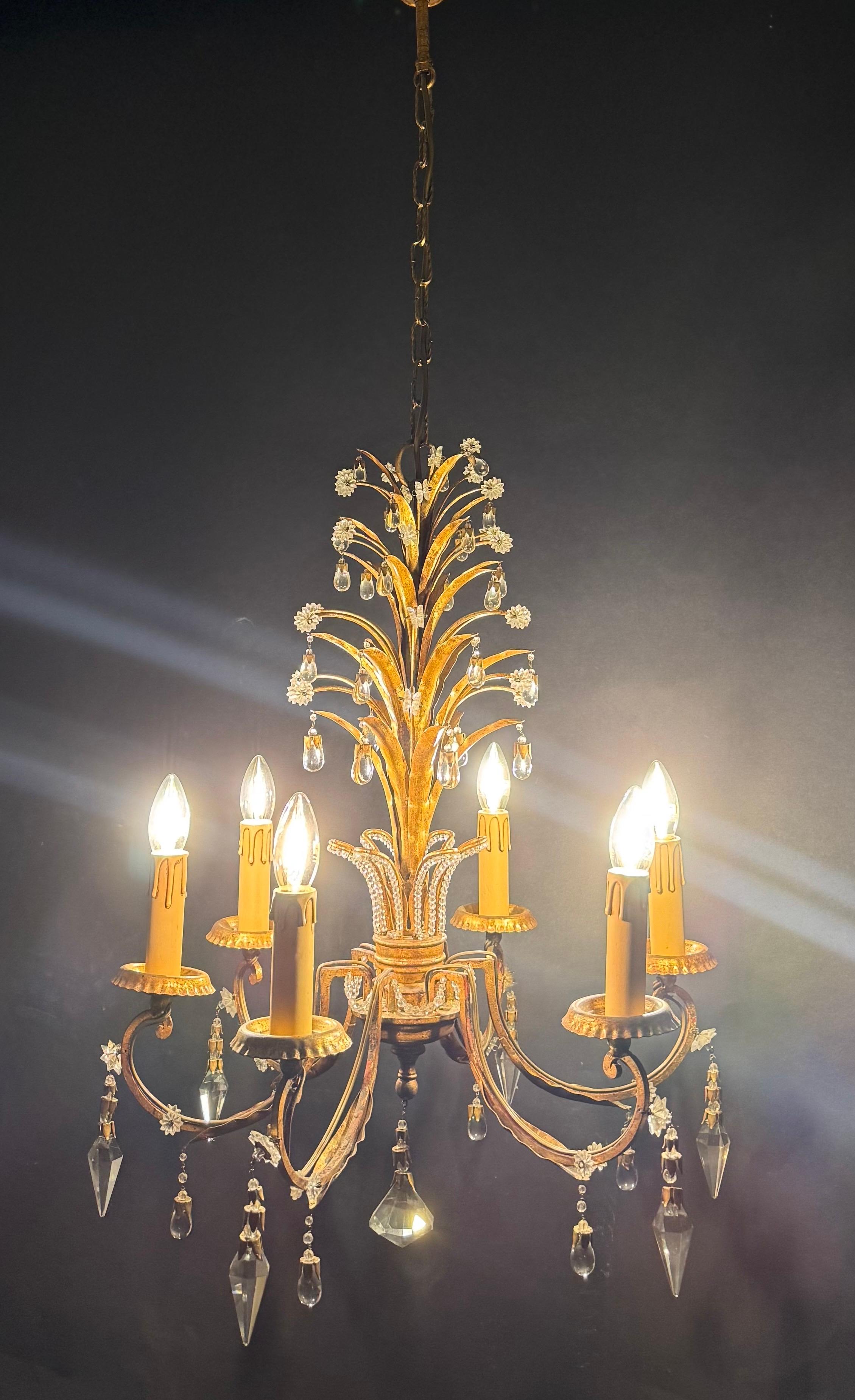 Italienischer Ananas-Kronleuchter aus vergoldetem Eisen und geschliffenem Kristall von G. Banci, ca. 1970er Jahre im Angebot 3