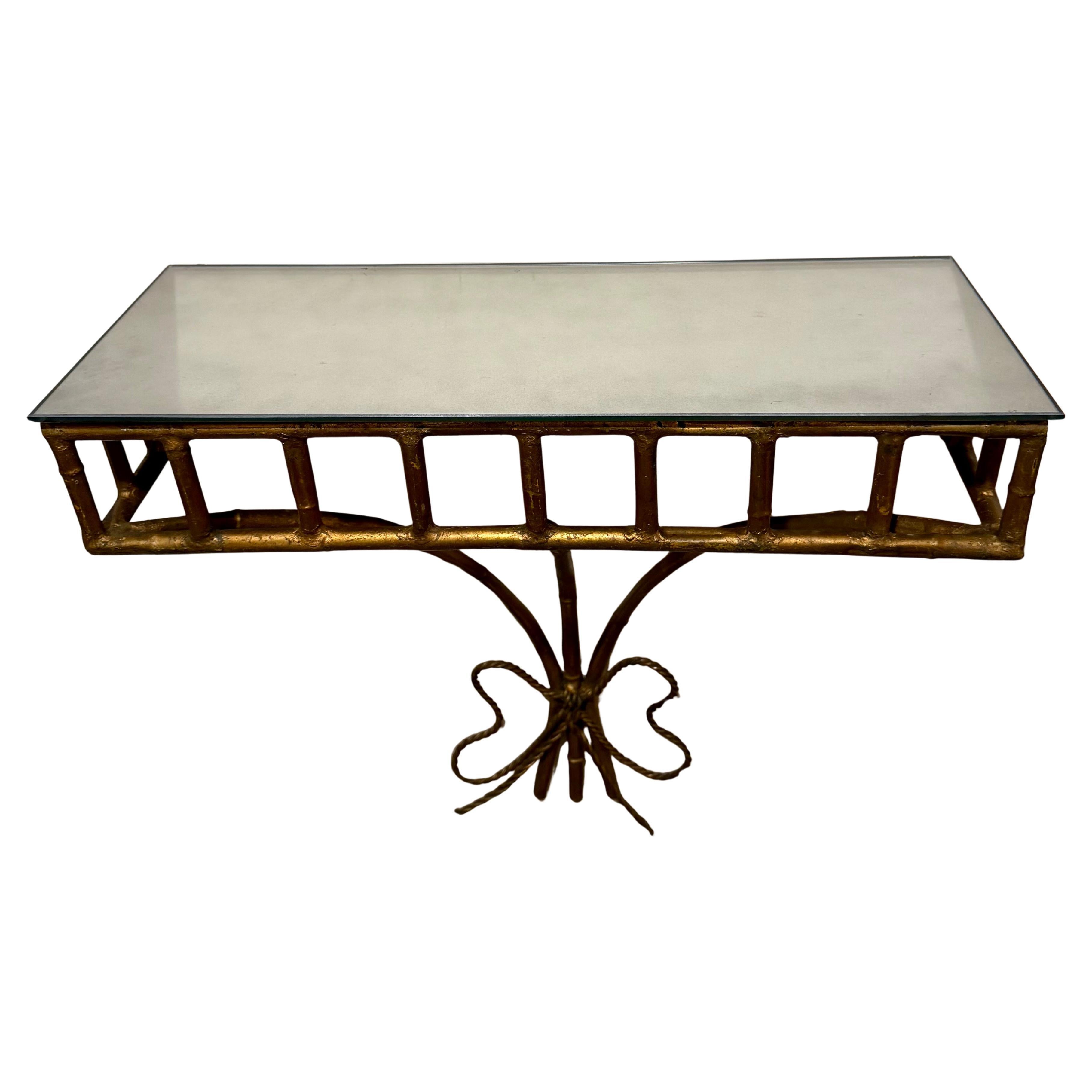 Table console / étagère murale en faux bambou et fer doré italien. Nouveau plateau en miroir vieilli.  Des anneaux au dos permettent de le fixer à la hauteur souhaitée sur le mur. L'usure de la base correspond à l'âge et à l'utilisation. Bon état