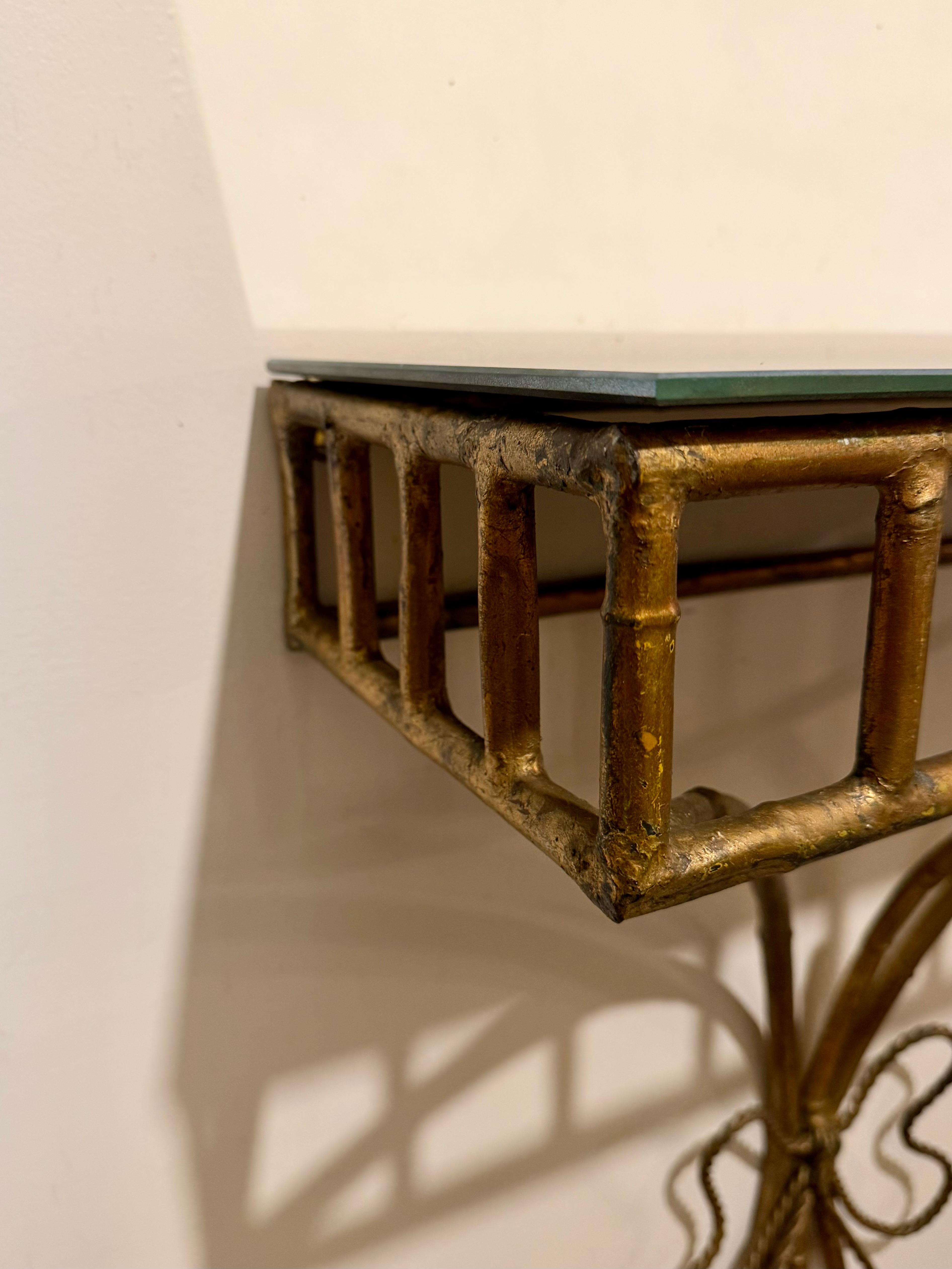 Hollywood Regency Console / Etagère murale en faux bambou et fer doré italien en vente