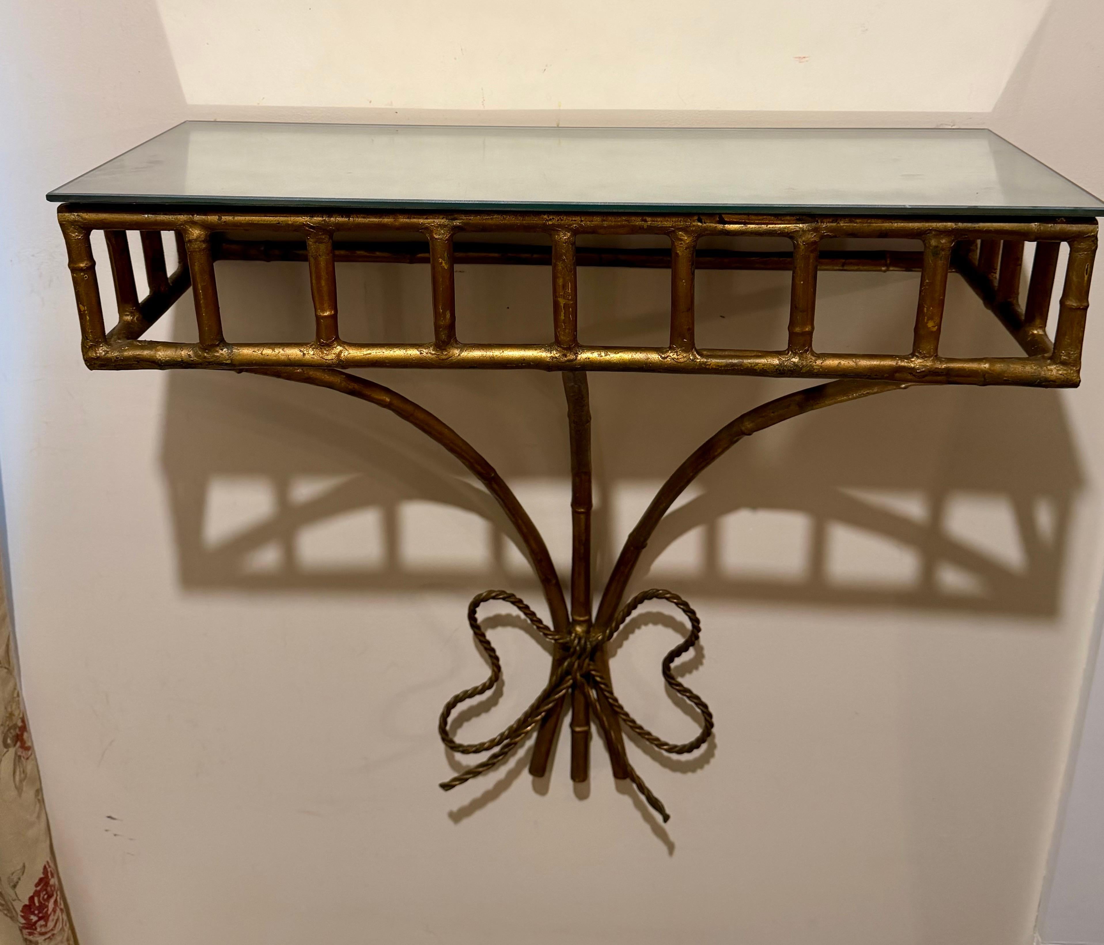 Doré Console / Etagère murale en faux bambou et fer doré italien en vente