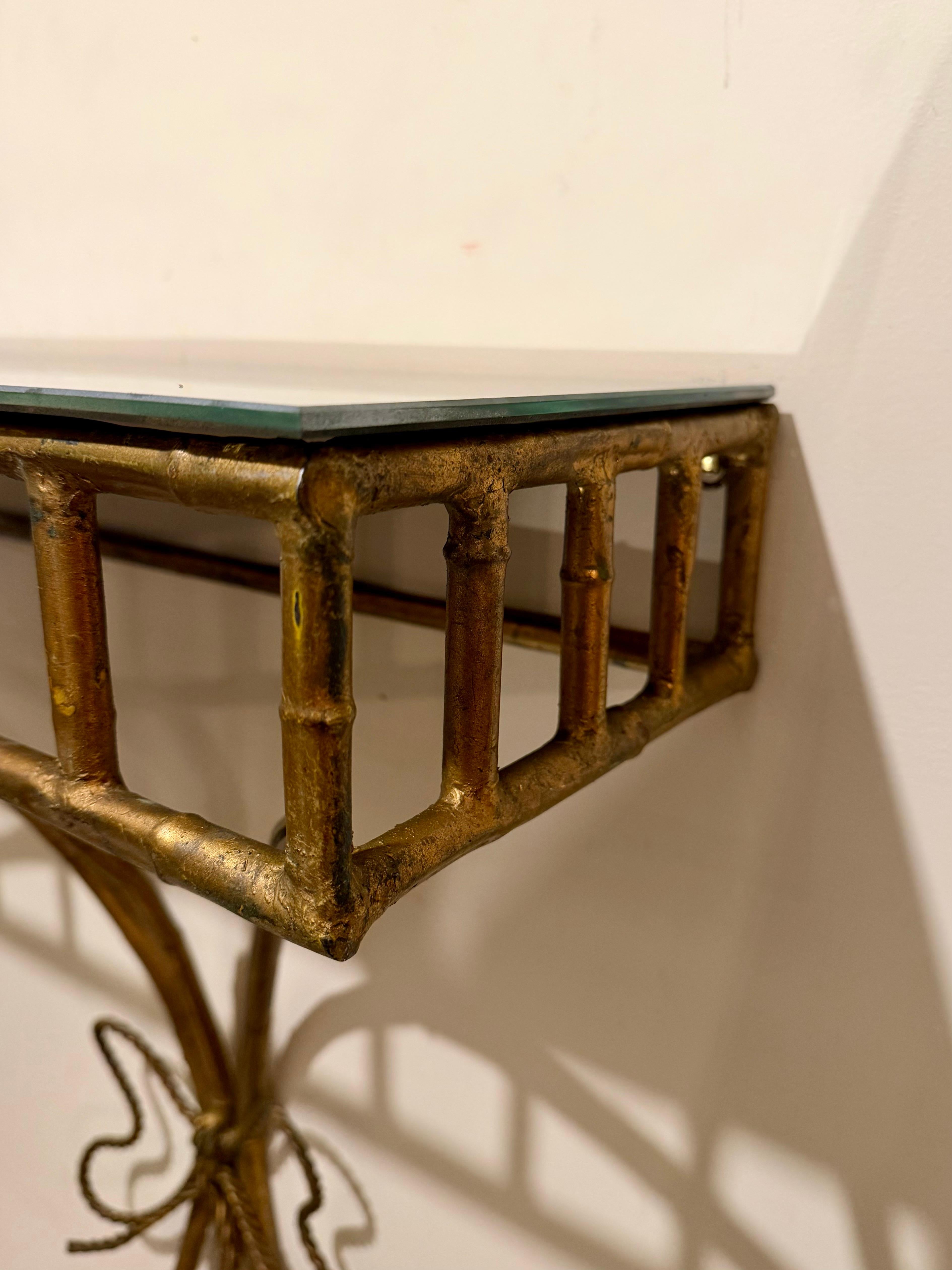 Miroir Console / Etagère murale en faux bambou et fer doré italien en vente