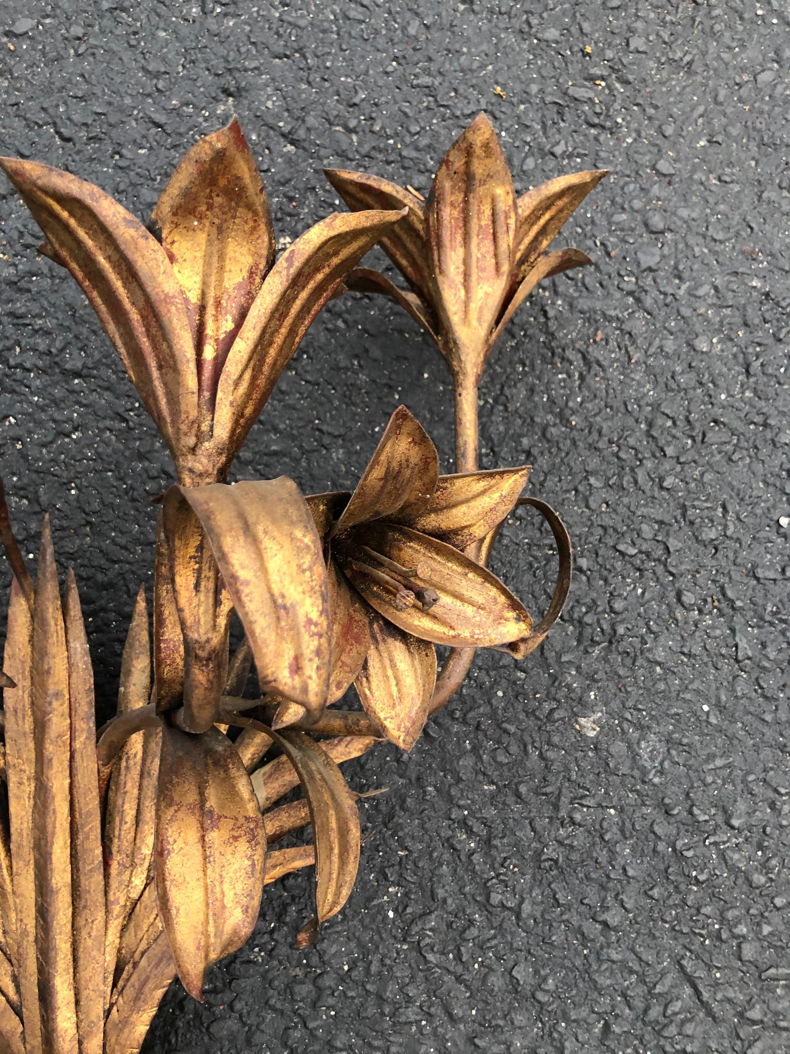 Großer italienischer Wandleuchter aus vergoldetem Eisen mit Blumen im Angebot 2