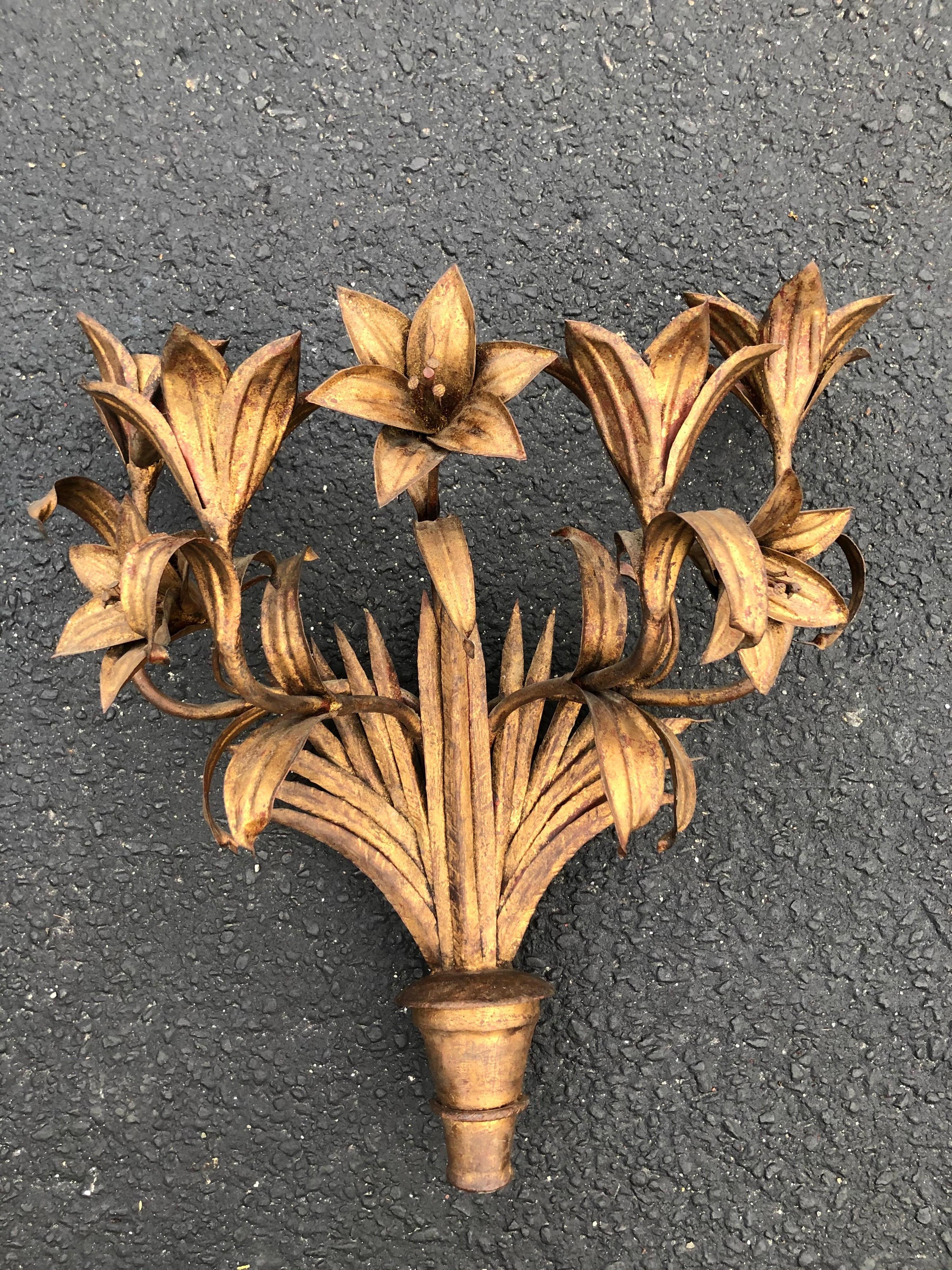 Großer italienischer Wandleuchter aus vergoldetem Eisen mit Blumen im Angebot 4