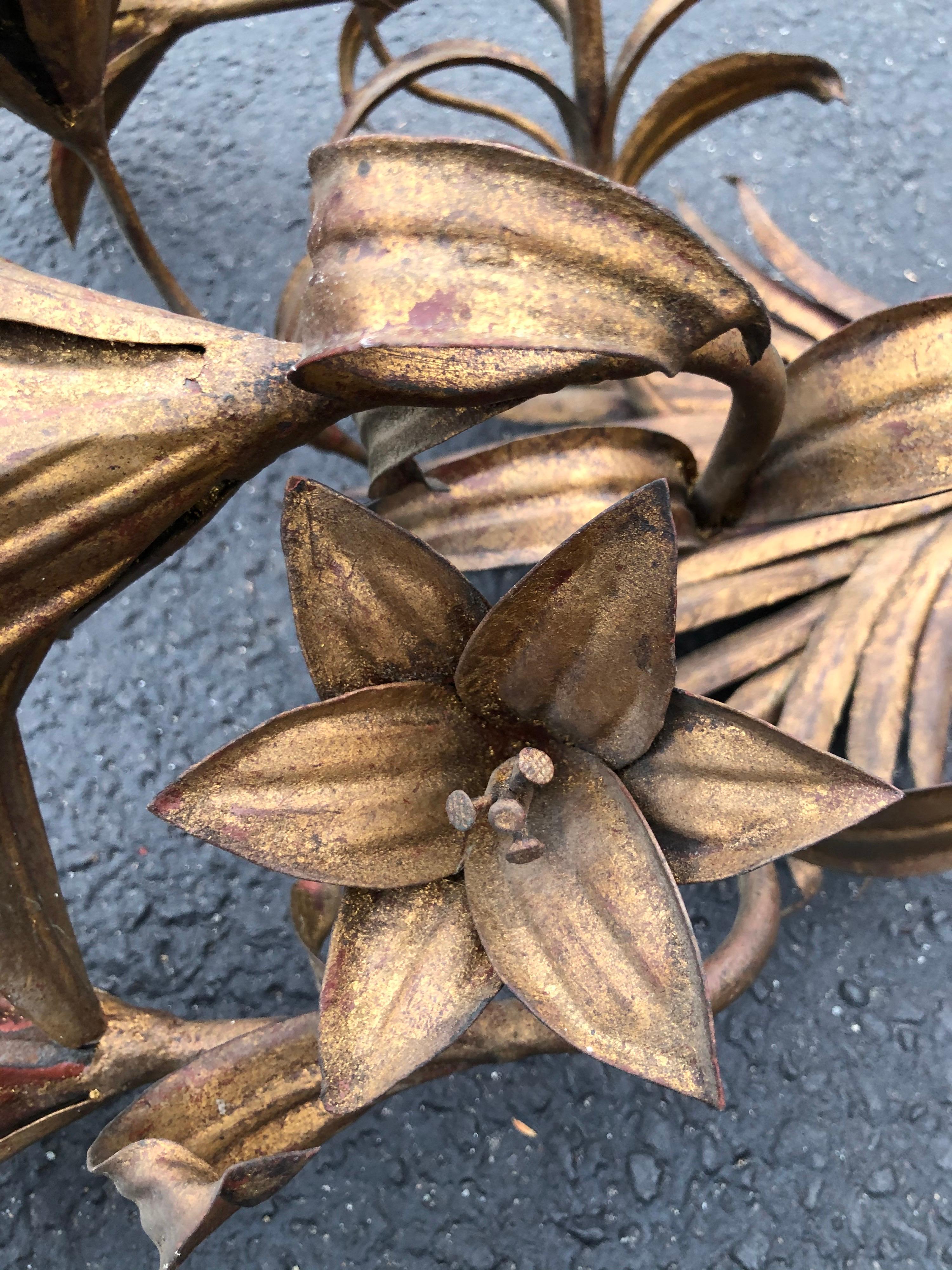 Großer italienischer Wandleuchter aus vergoldetem Eisen mit Blumen im Angebot 11