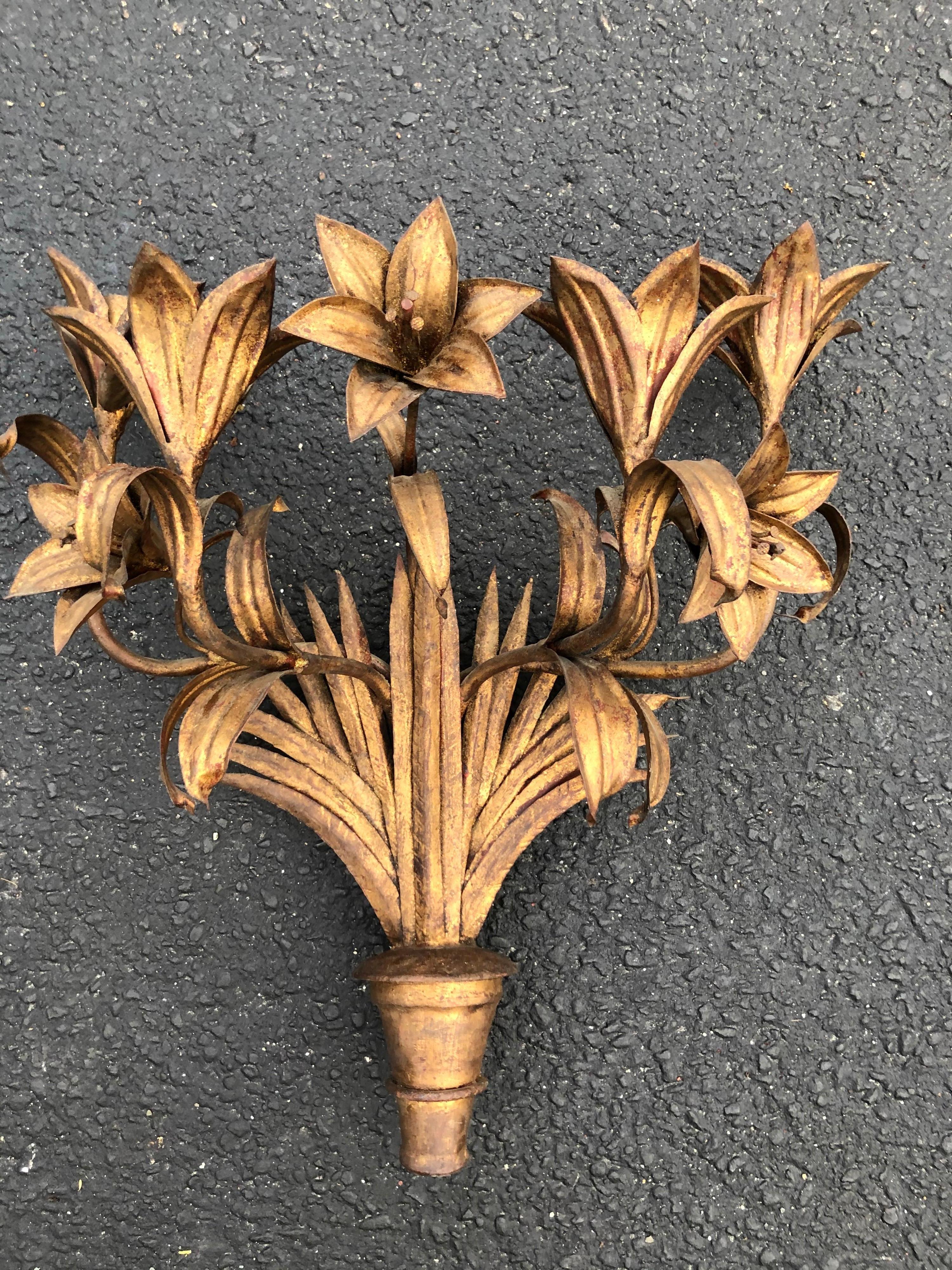 Großer italienischer Wandleuchter aus vergoldetem Eisen mit Blumen im Zustand „Hervorragend“ im Angebot in Redding, CT
