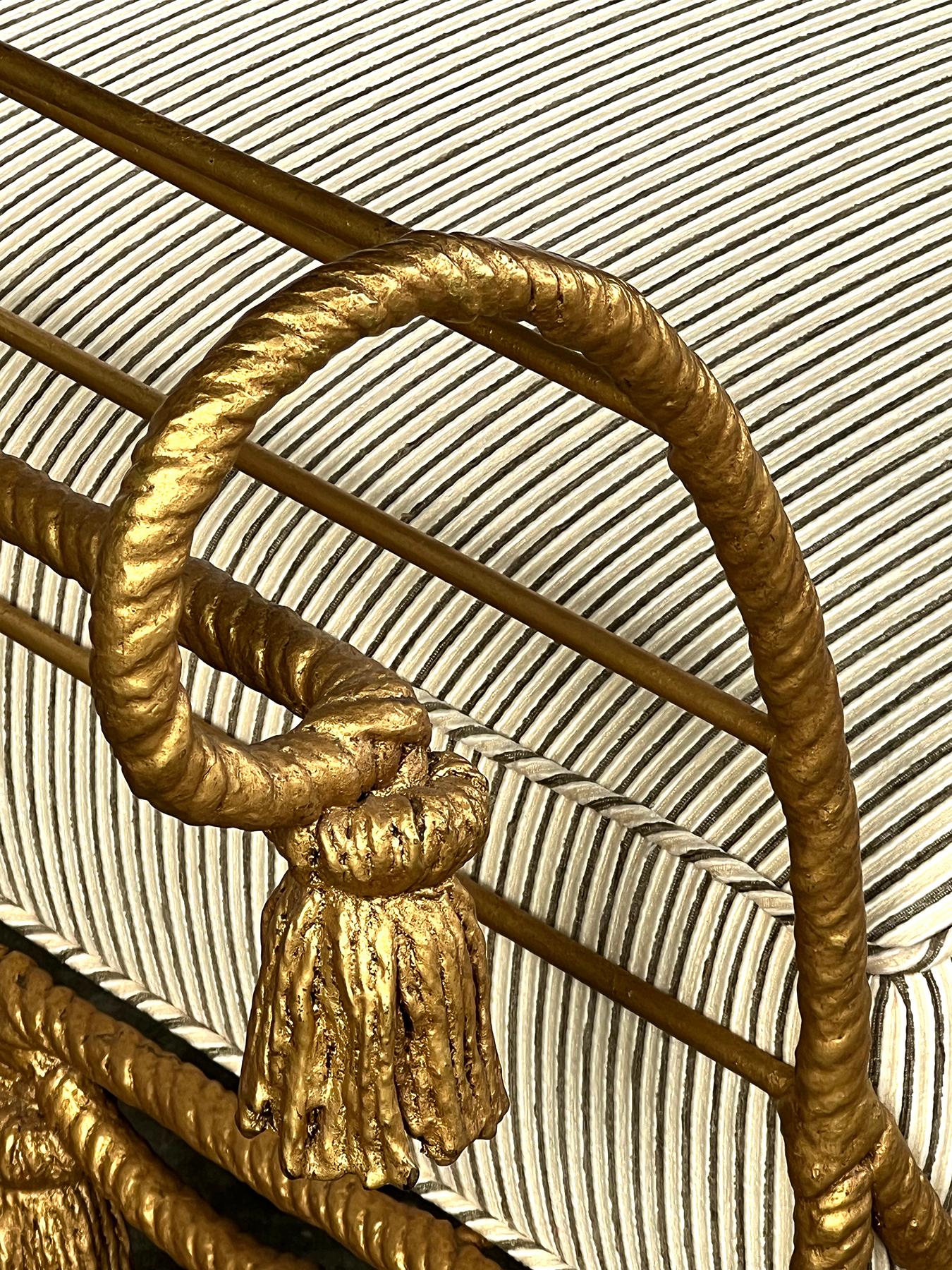 Italienische vergoldete Eisenbank mit Seilen und Quasten aus Giltwood (Vergoldet) im Angebot