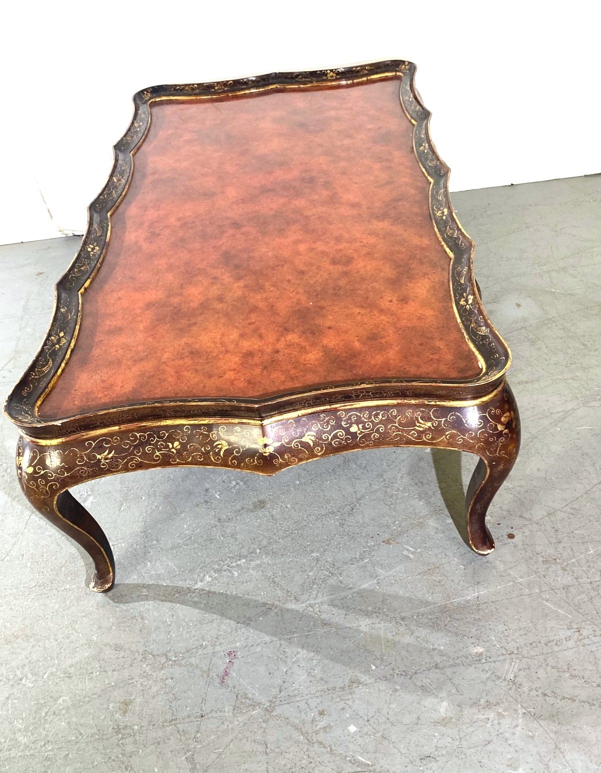 Finition italienne dorée et laquée  Table basse Bon état - En vente à Pomona, CA