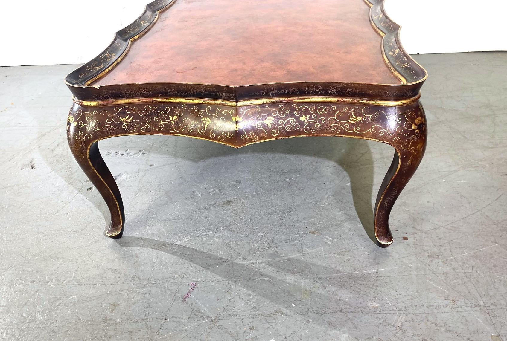 20ième siècle Finition italienne dorée et laquée  Table basse en vente