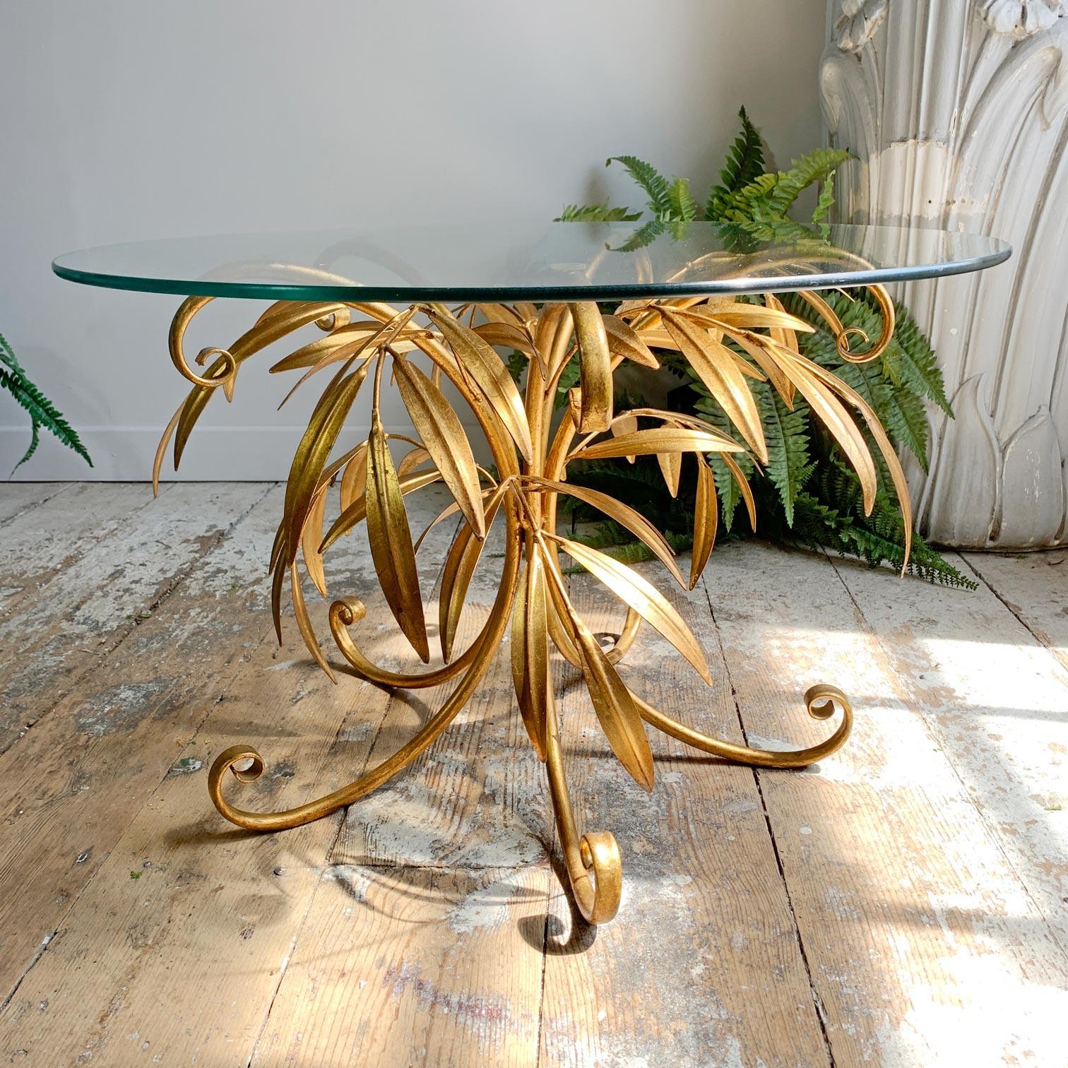 Magnifique table basse ou table centrale italienne des années 1950, ornée de feuilles et de branches dorées. L'étiquette métallique d'origine attestant de l'authenticité italienne est toujours présente. Une petite feuille a été perdue, ce qui est