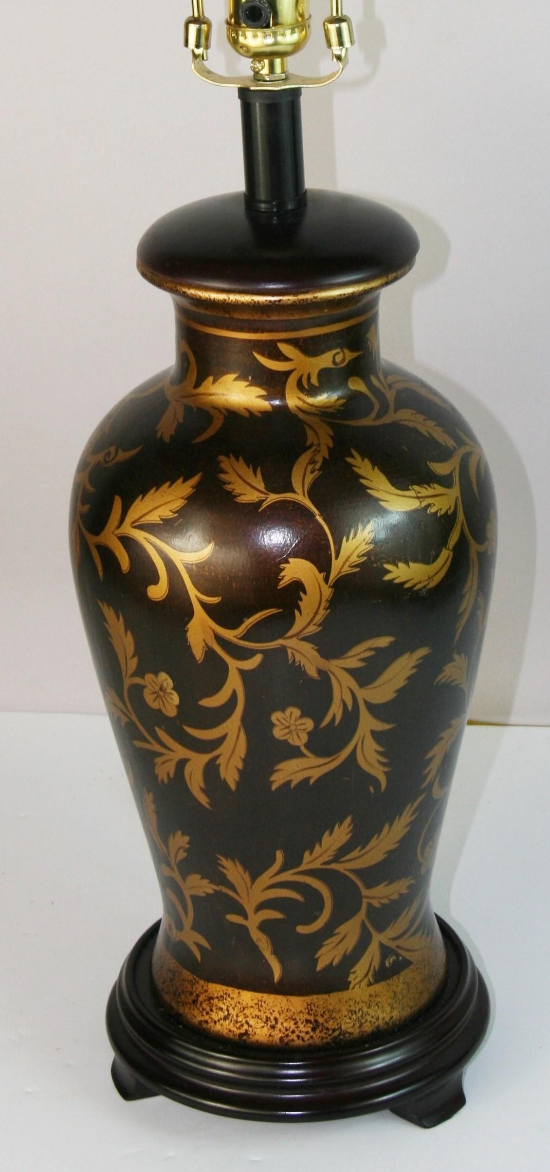 Italian Gilt Leaves and Flower Ceramic Lamps a Pair In Good Condition For Sale In Douglas Manor, NY