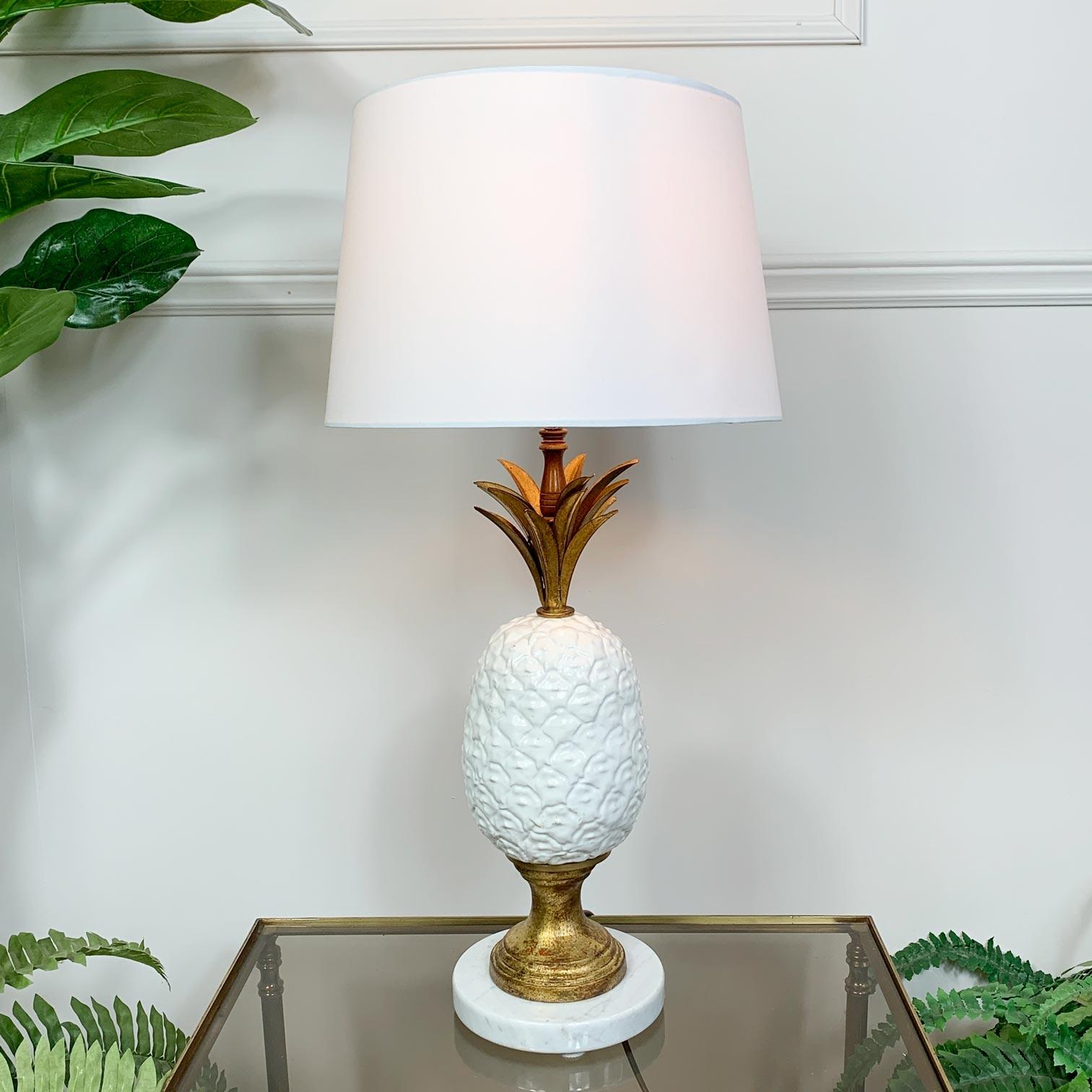 Italian White and Gold Metal Ceramic Pineapple Table Lamp In Good Condition For Sale In Hastings, GB