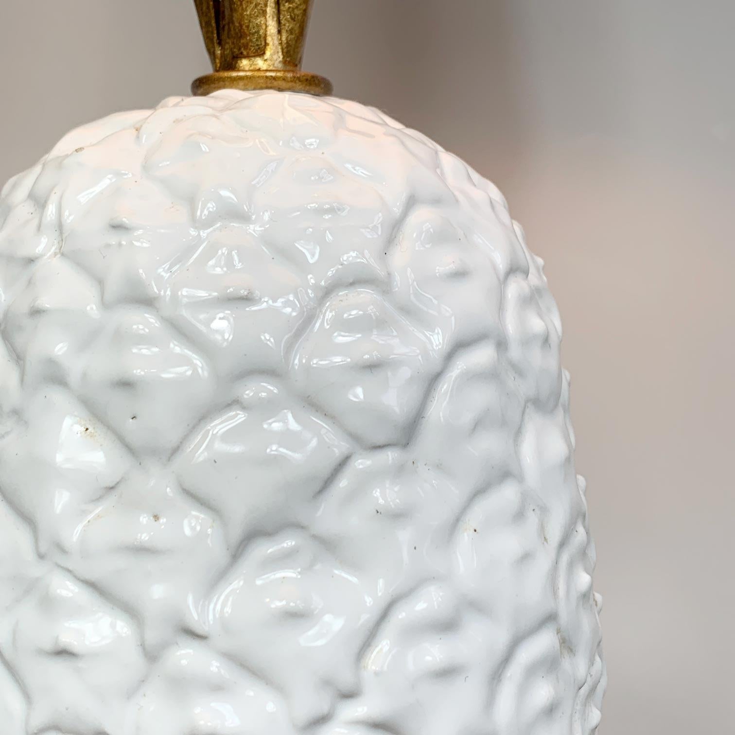 Mid-20th Century Italian White and Gold Metal Ceramic Pineapple Table Lamp For Sale