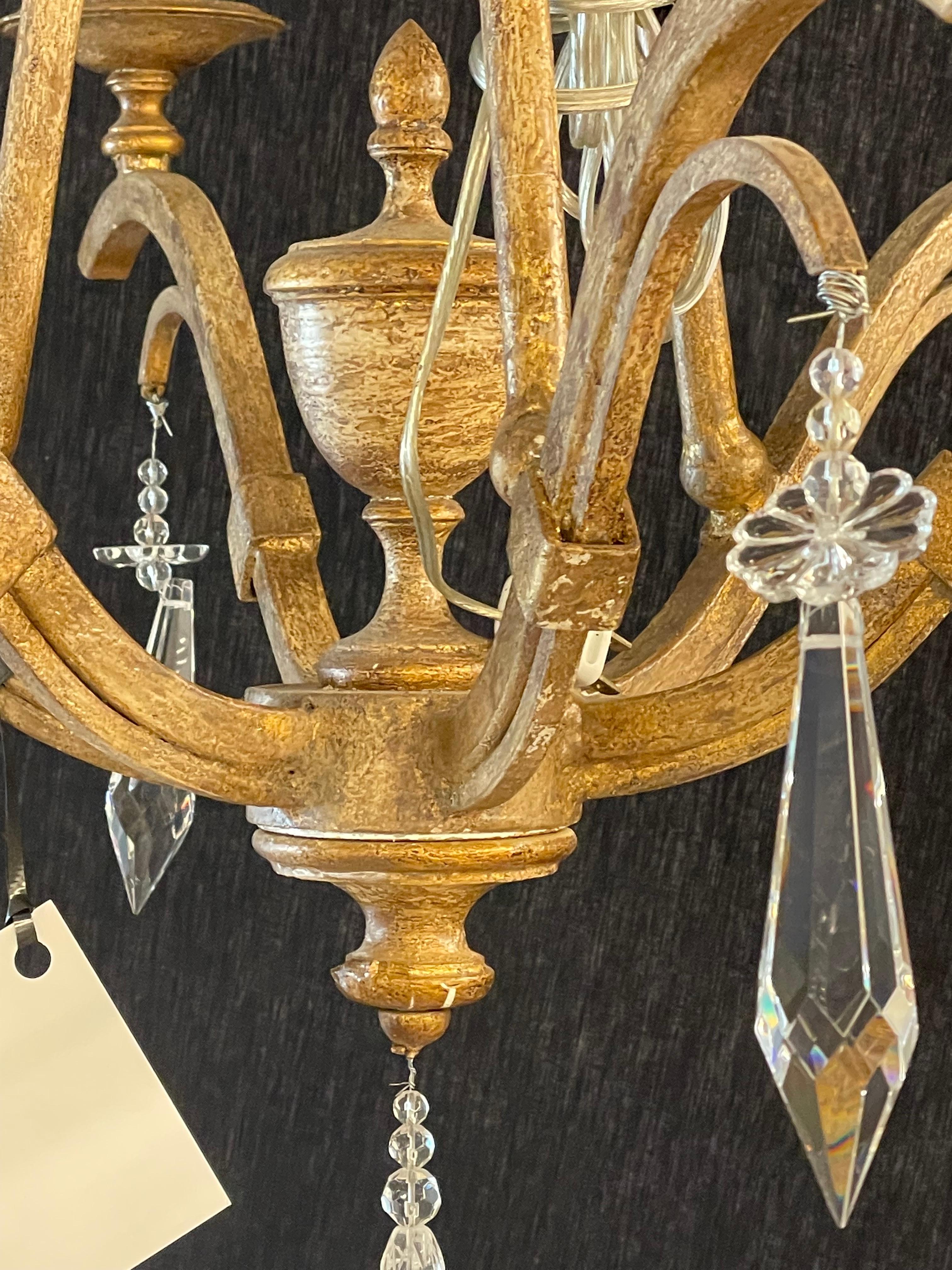 Italienischer Kronleuchter aus vergoldetem Metall und Kristall mit Glasschirmen im Angebot 8