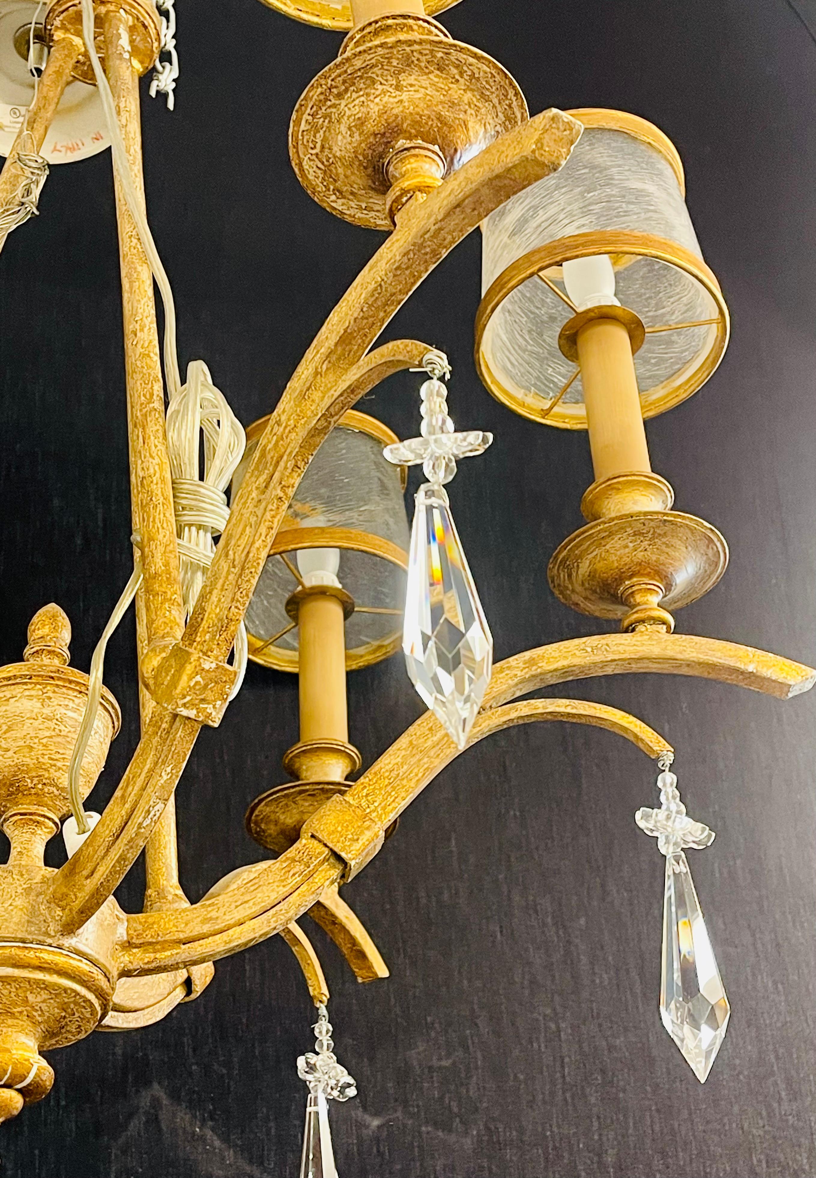 Italienischer Kronleuchter aus vergoldetem Metall und Kristall mit Glasschirmen (20. Jahrhundert) im Angebot