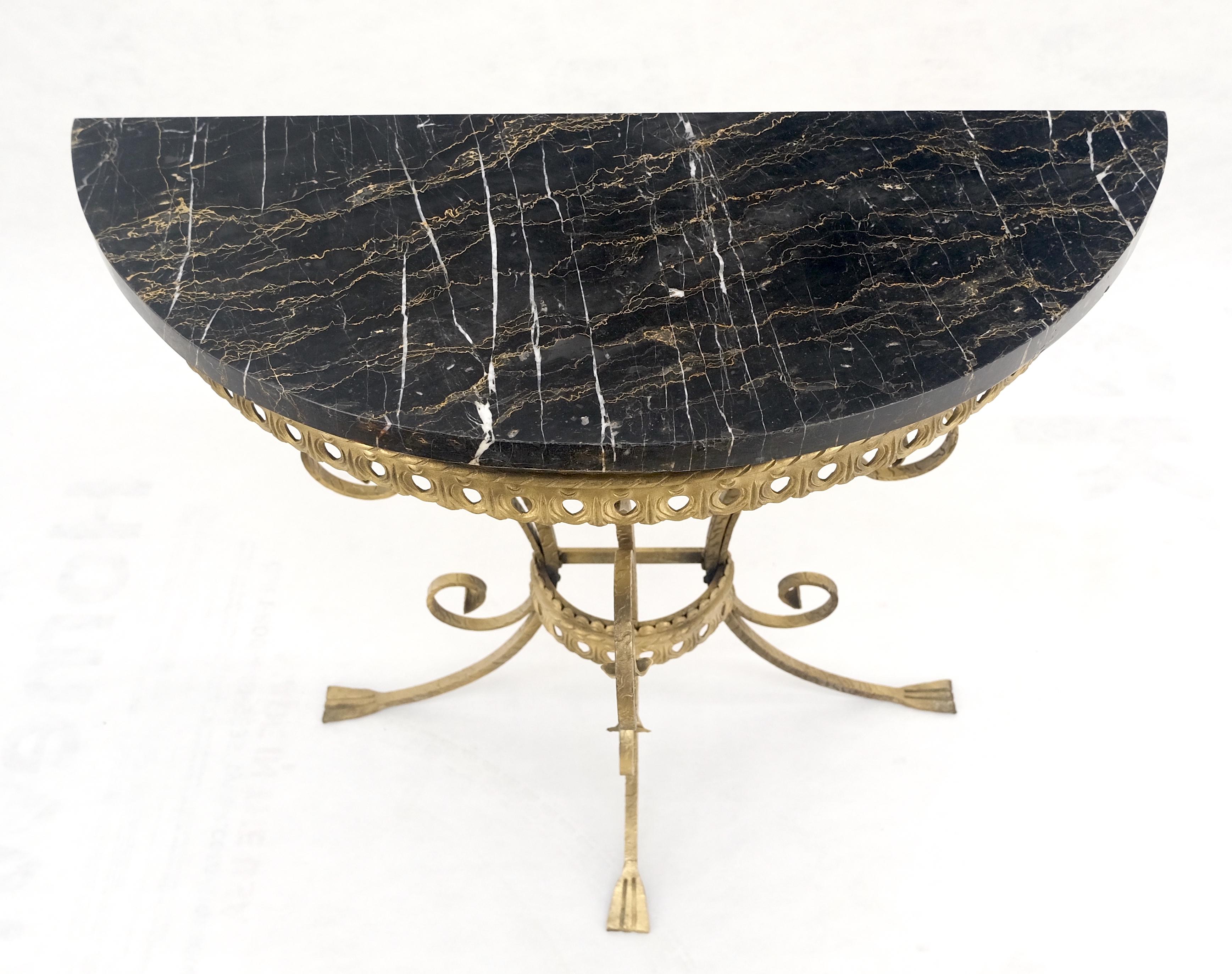 Table console italienne en métal doré et marbre noir Petit Demilune MINT Bon état - En vente à Rockaway, NJ