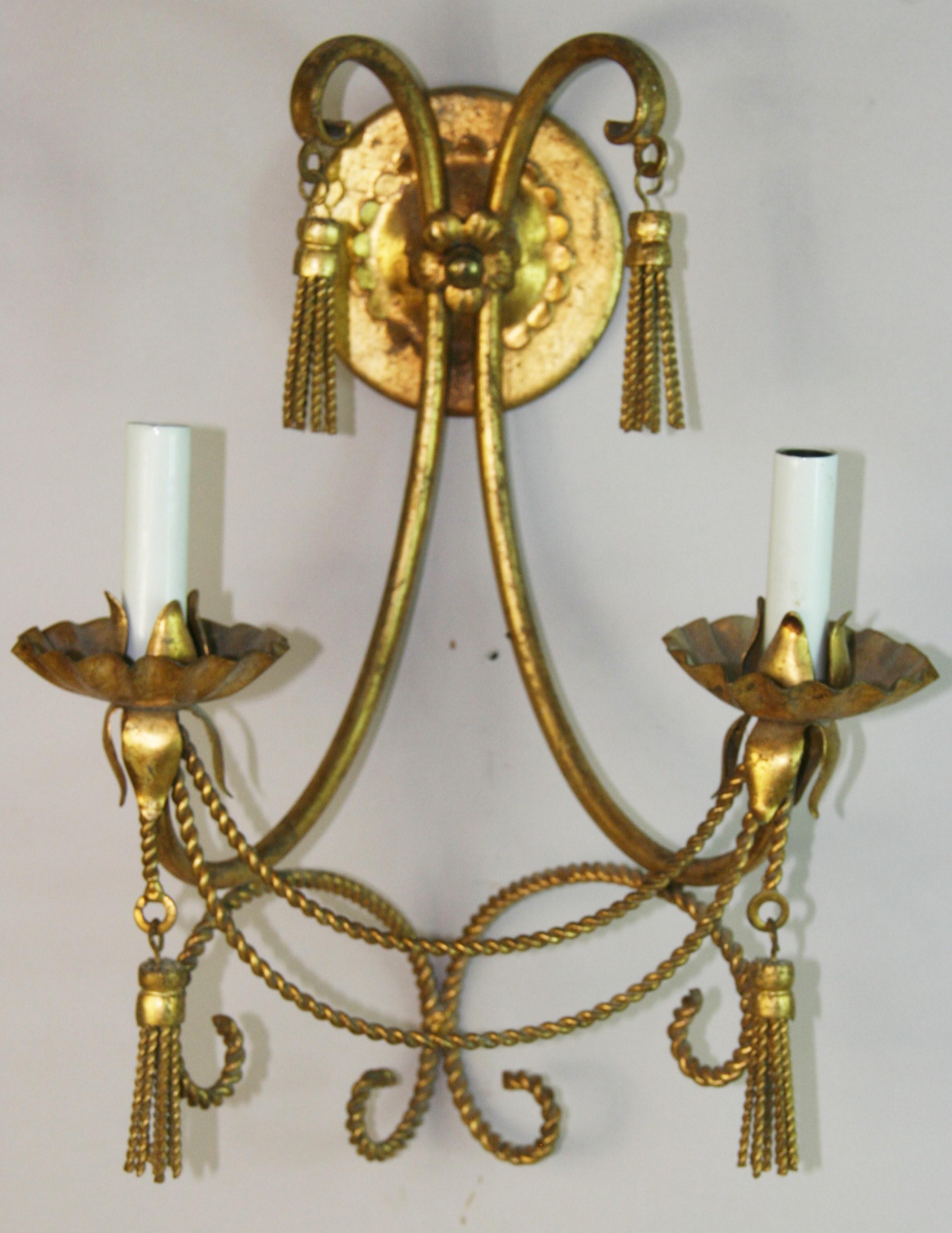 5225 Applique italienne simple en métal doré à bradage et glands
Accepte 2 ampoules candélabres de 60 watts