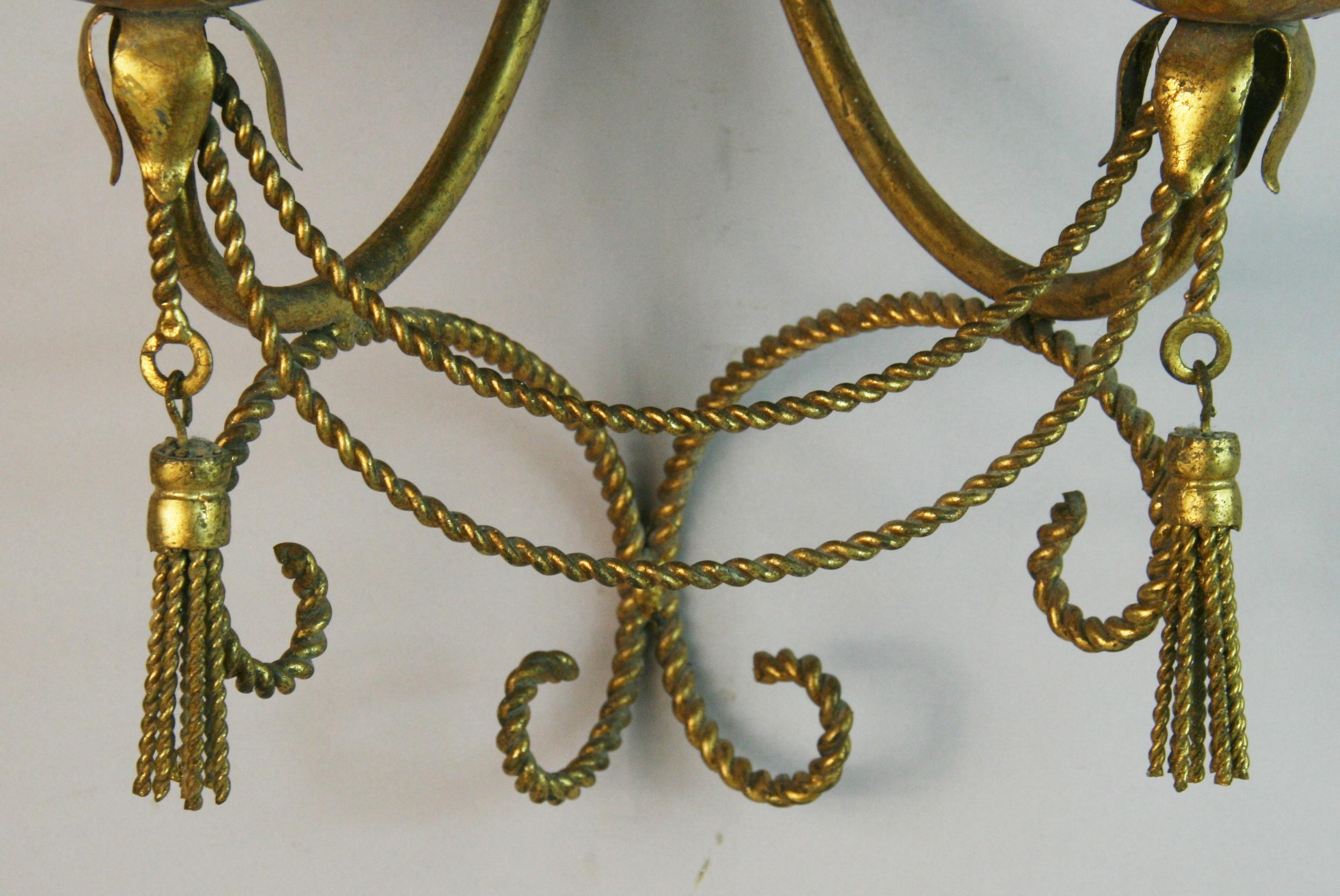 Métal doré italien  Applique à deux lumières bradée et à glands One Piece Bon état - En vente à Douglas Manor, NY