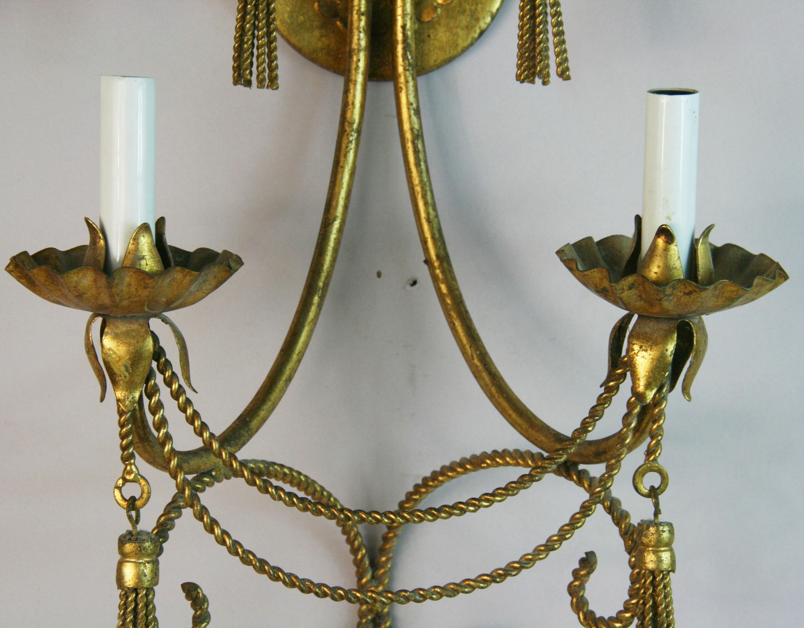 Milieu du XXe siècle Métal doré italien  Applique à deux lumières bradée et à glands One Piece en vente
