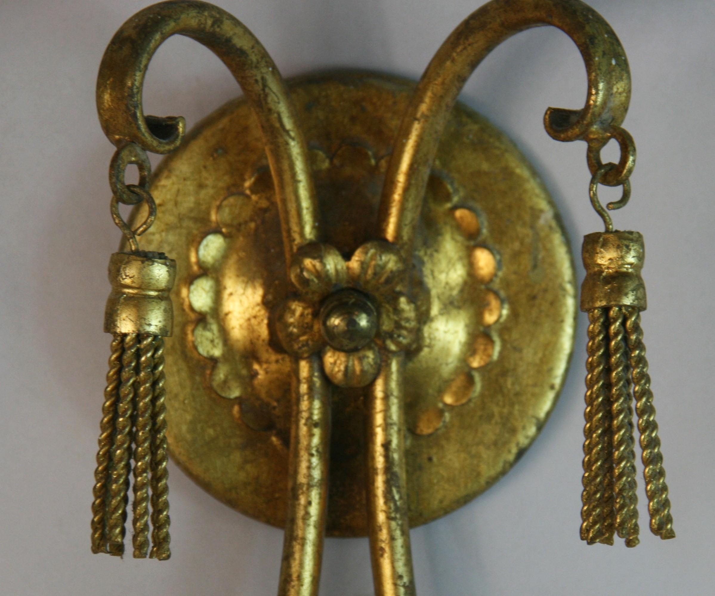 Métal doré italien  Applique à deux lumières bradée et à glands One Piece en vente 1