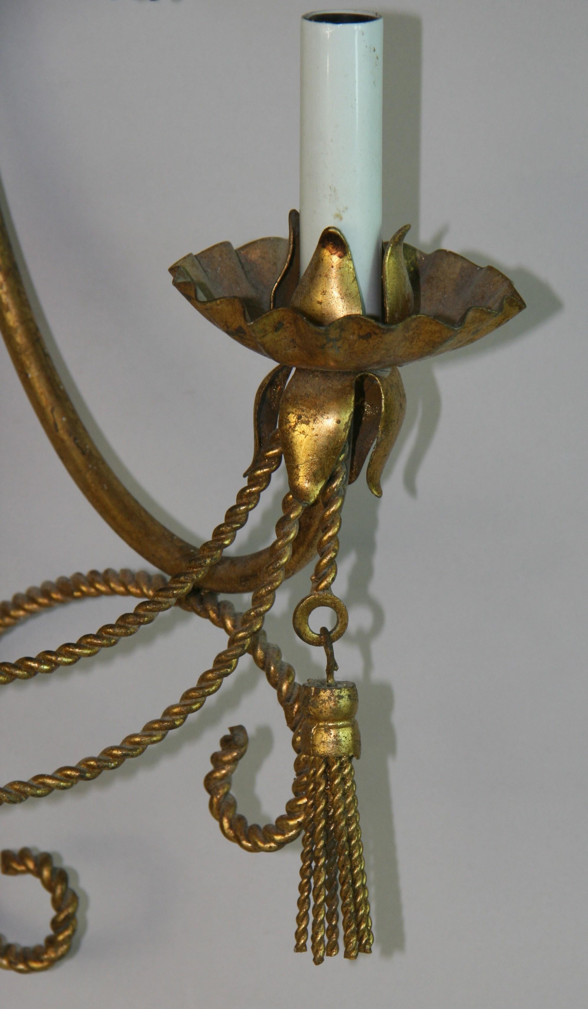 Métal doré italien  Applique à deux lumières bradée et à glands One Piece en vente 2