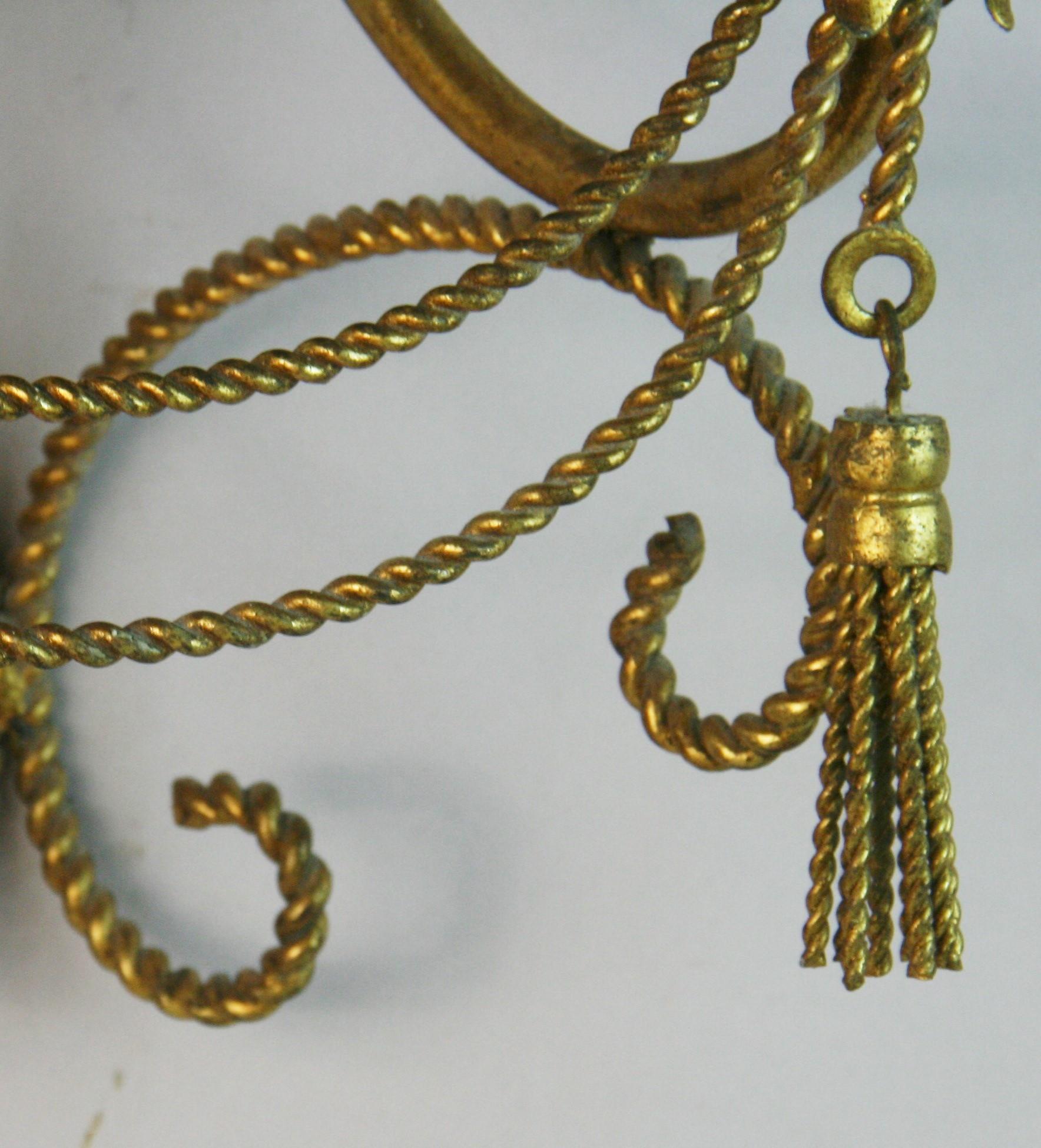 Métal doré italien  Applique à deux lumières bradée et à glands One Piece en vente 3