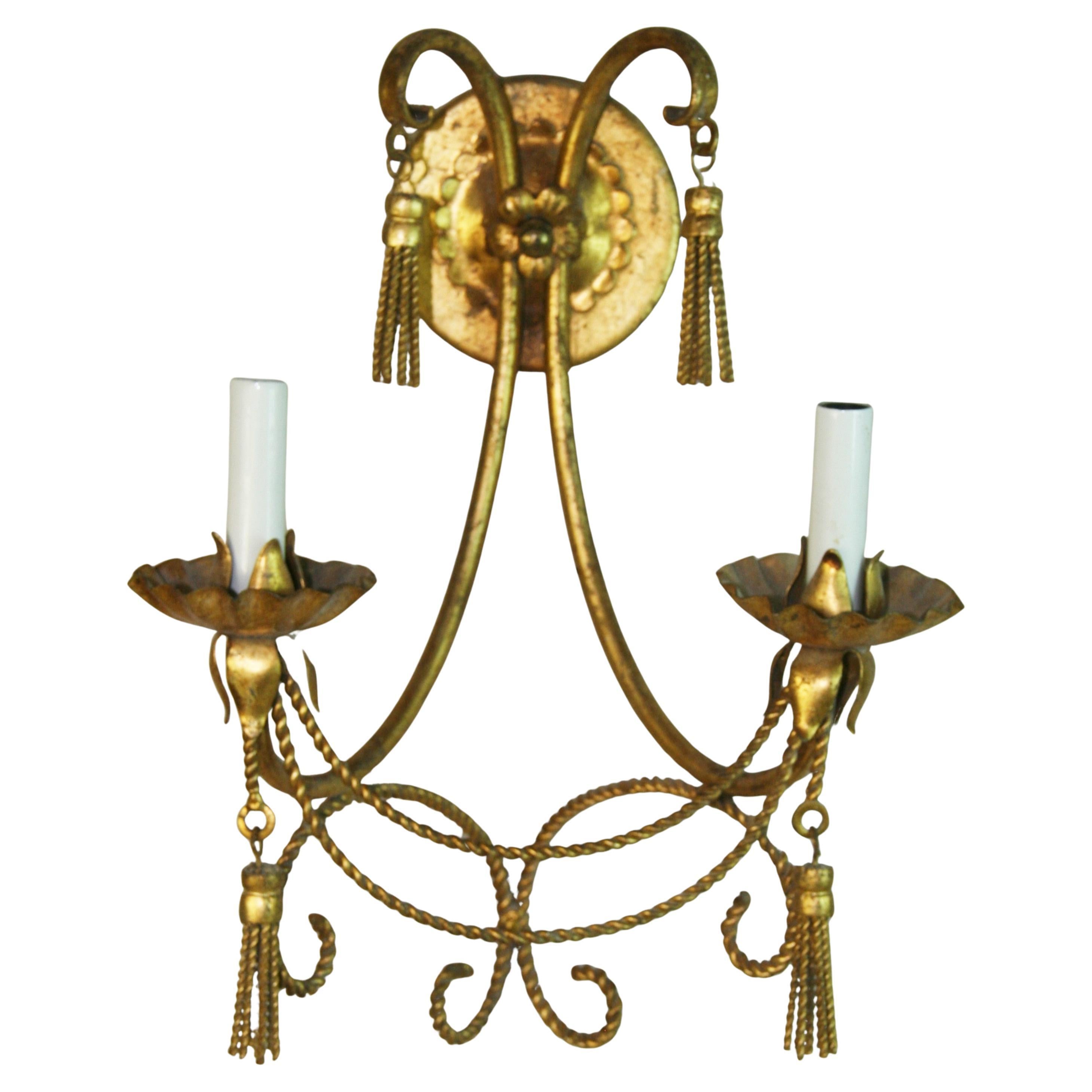 Métal doré italien  Applique à deux lumières bradée et à glands One Piece en vente