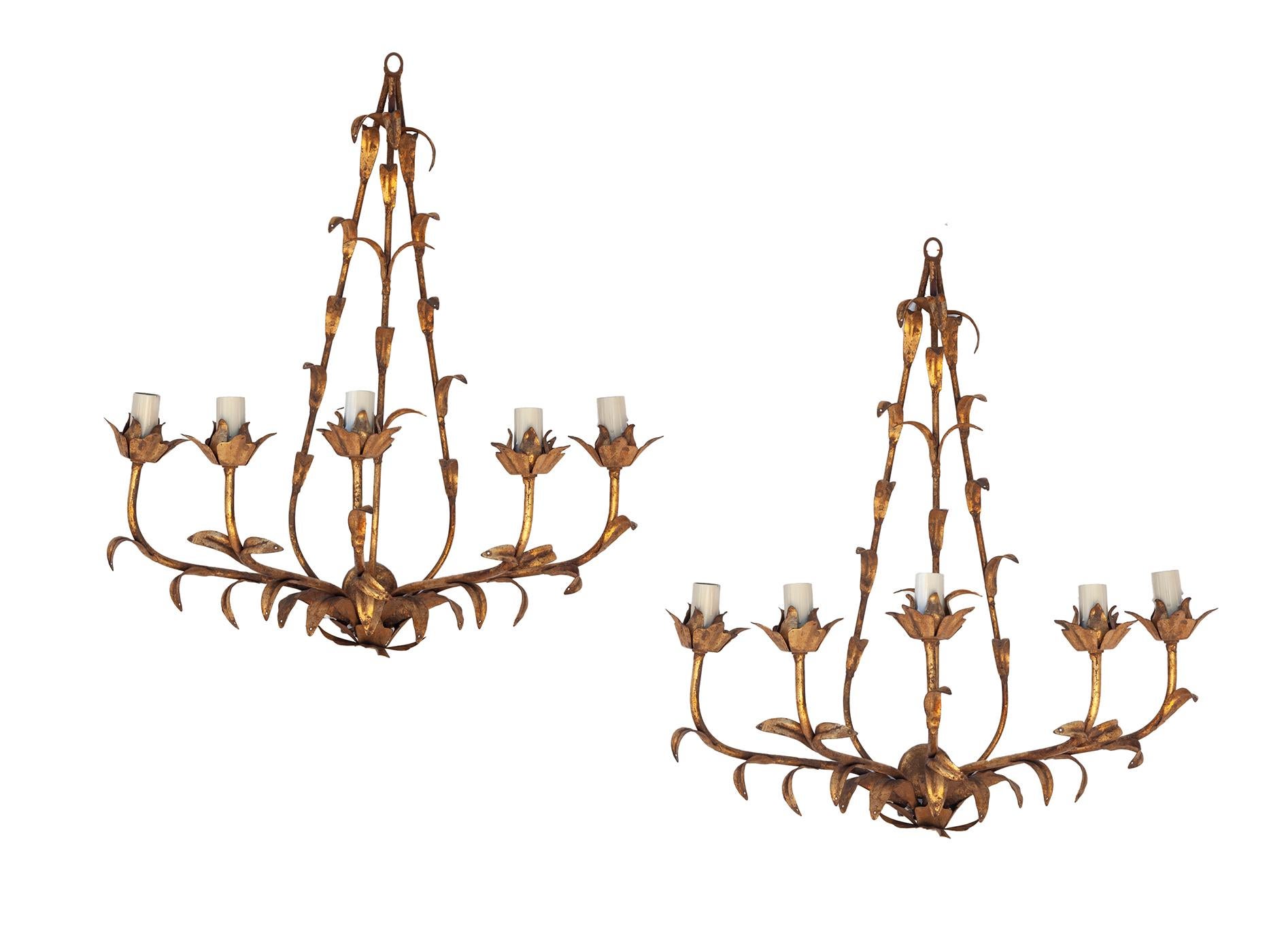 Apliques italianos de metal dorado y cristal /Cinco luces; un par Regencia de Hollywood en venta