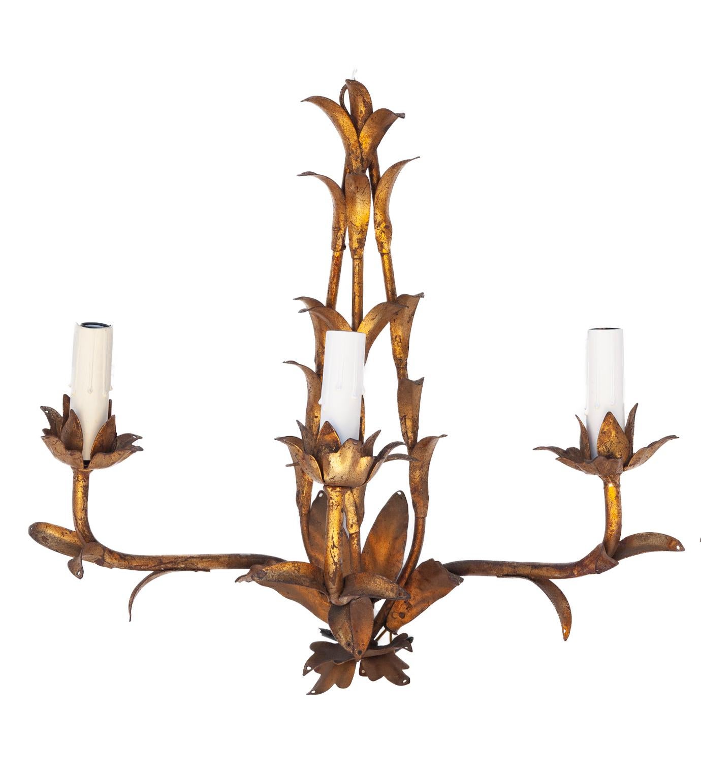 Italienische vergoldete Metall- und Kristall-Wandleuchter /Drei Lights, ein Paar (Hollywood Regency) im Angebot