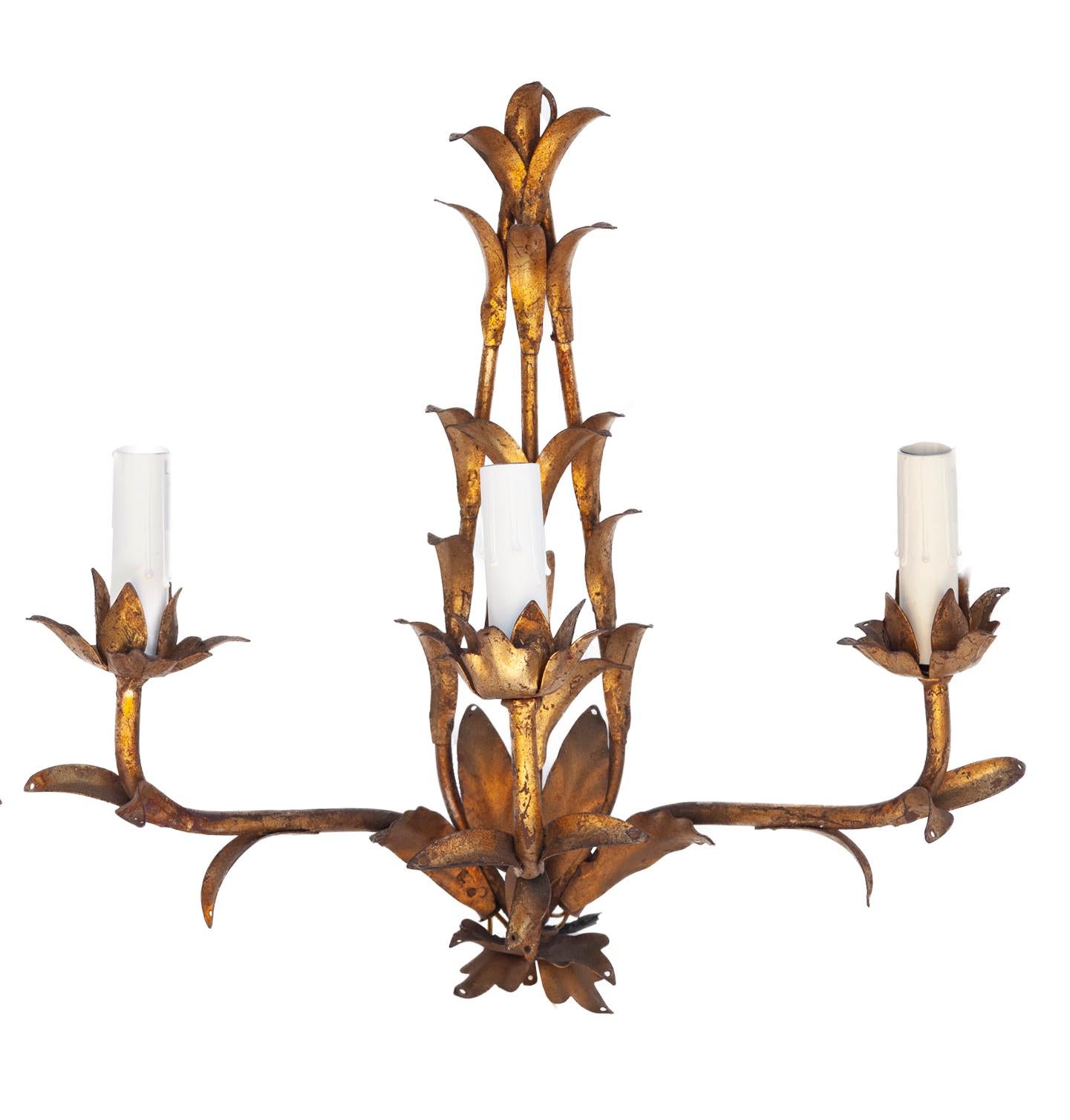 Italienische vergoldete Metall- und Kristall-Wandleuchter /Drei Lights, ein Paar im Zustand „Gut“ im Angebot in Malibu, CA